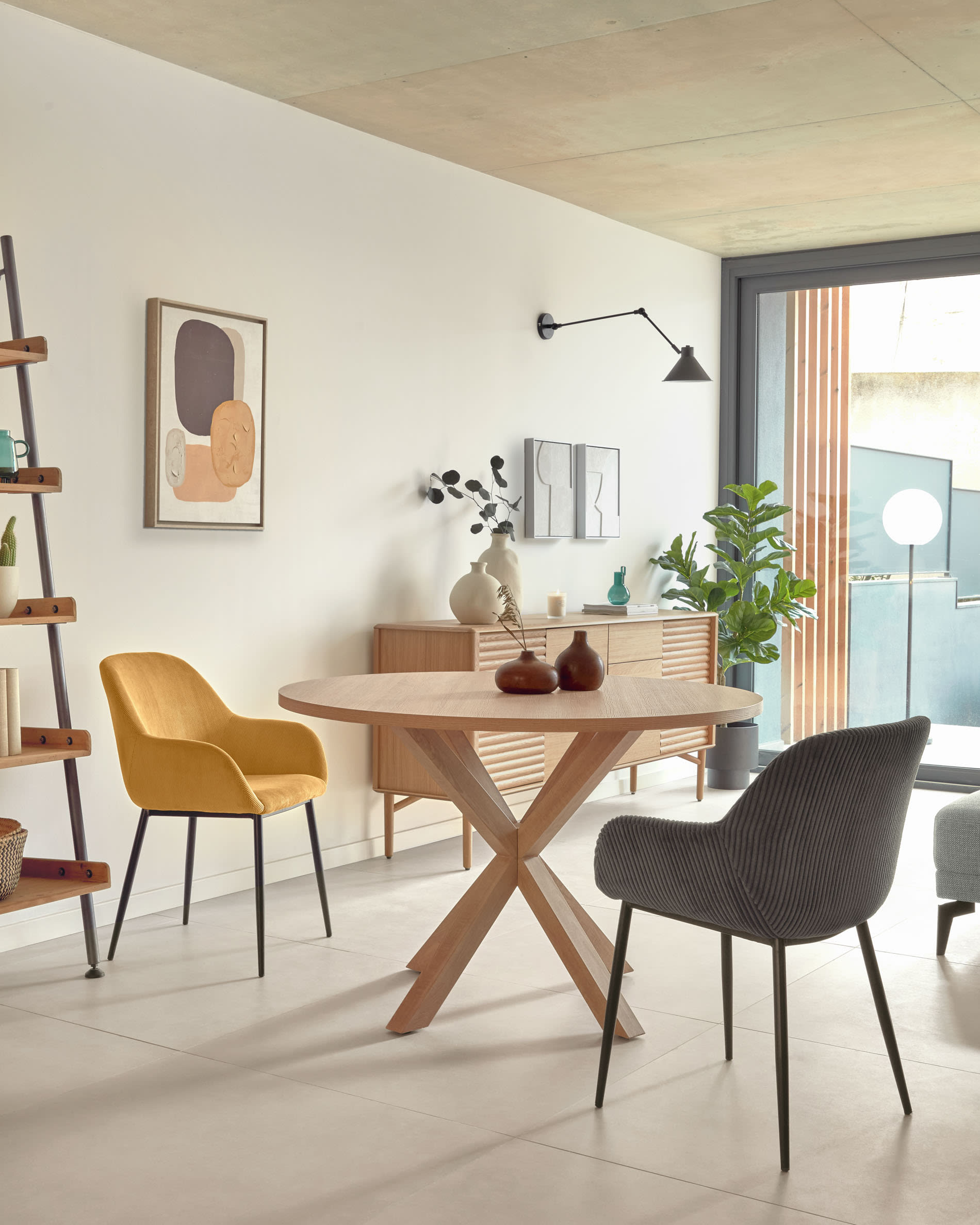 Table ronde Argo en mélaminé finition naturelle et pieds en acier effet bois Ø — Kave Home