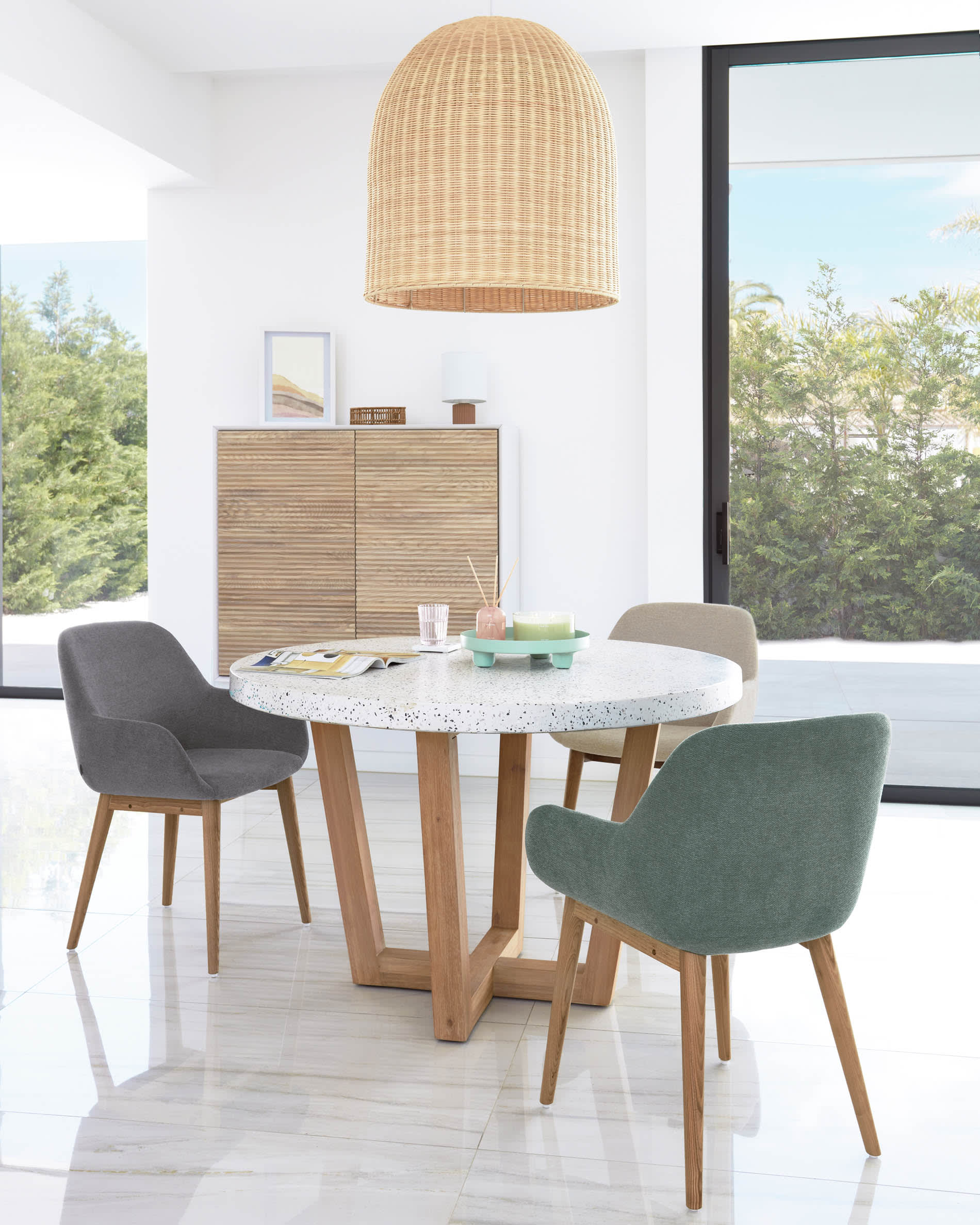 Konna chair in green with solid ash wood legs in a dark finish FR