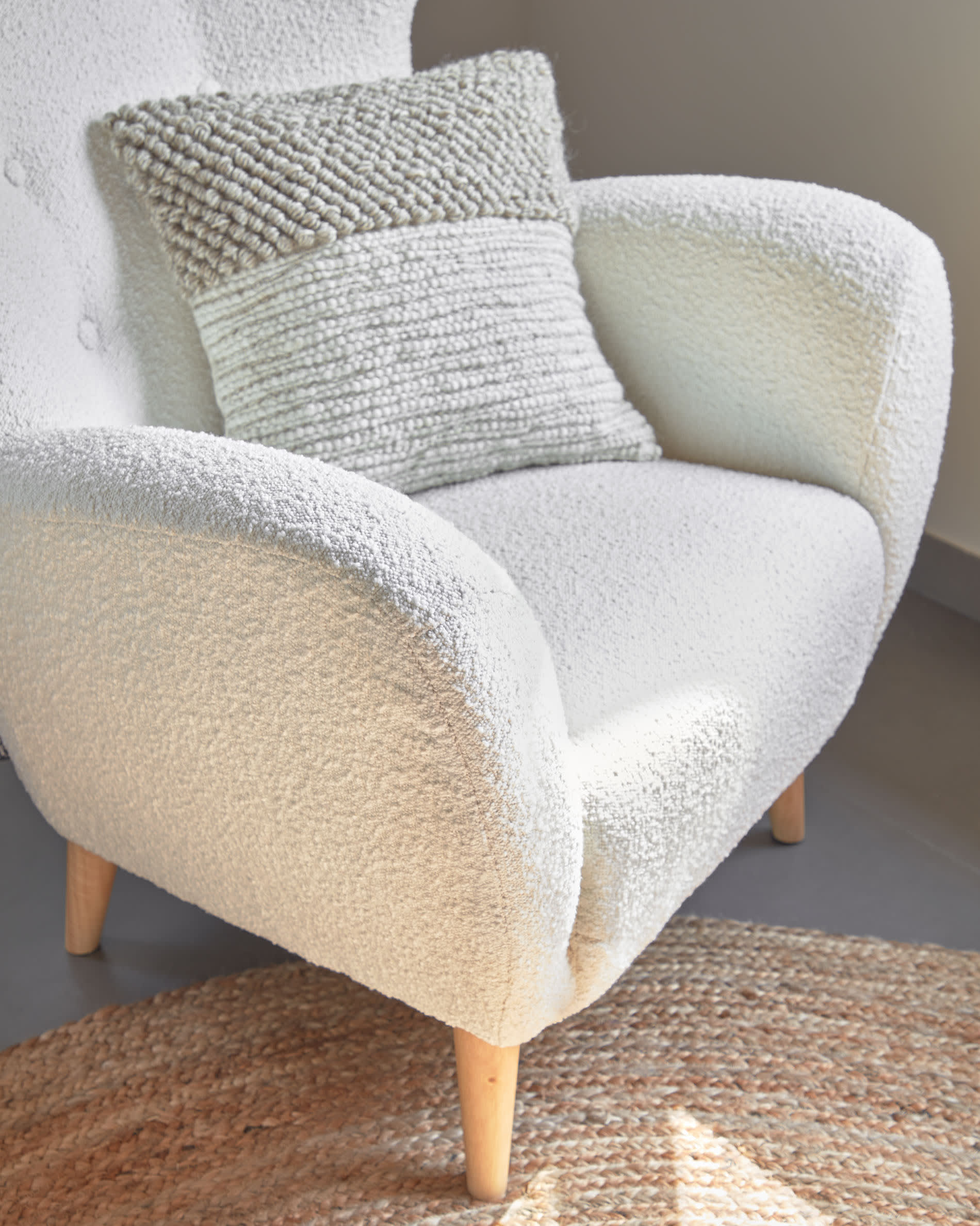 Patio armchair in white bouclé with solid, beech wood legs FSC Mix Credit