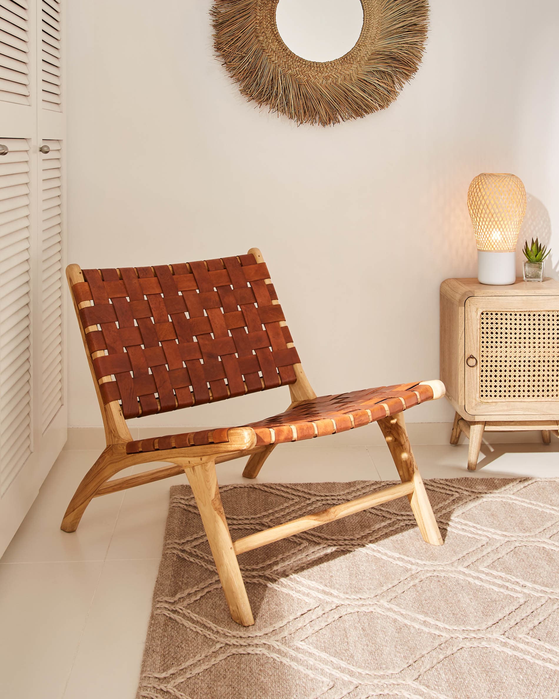 Fauteuil Calixta en cuir et bois de teck avec finition naturelle — Kave Home