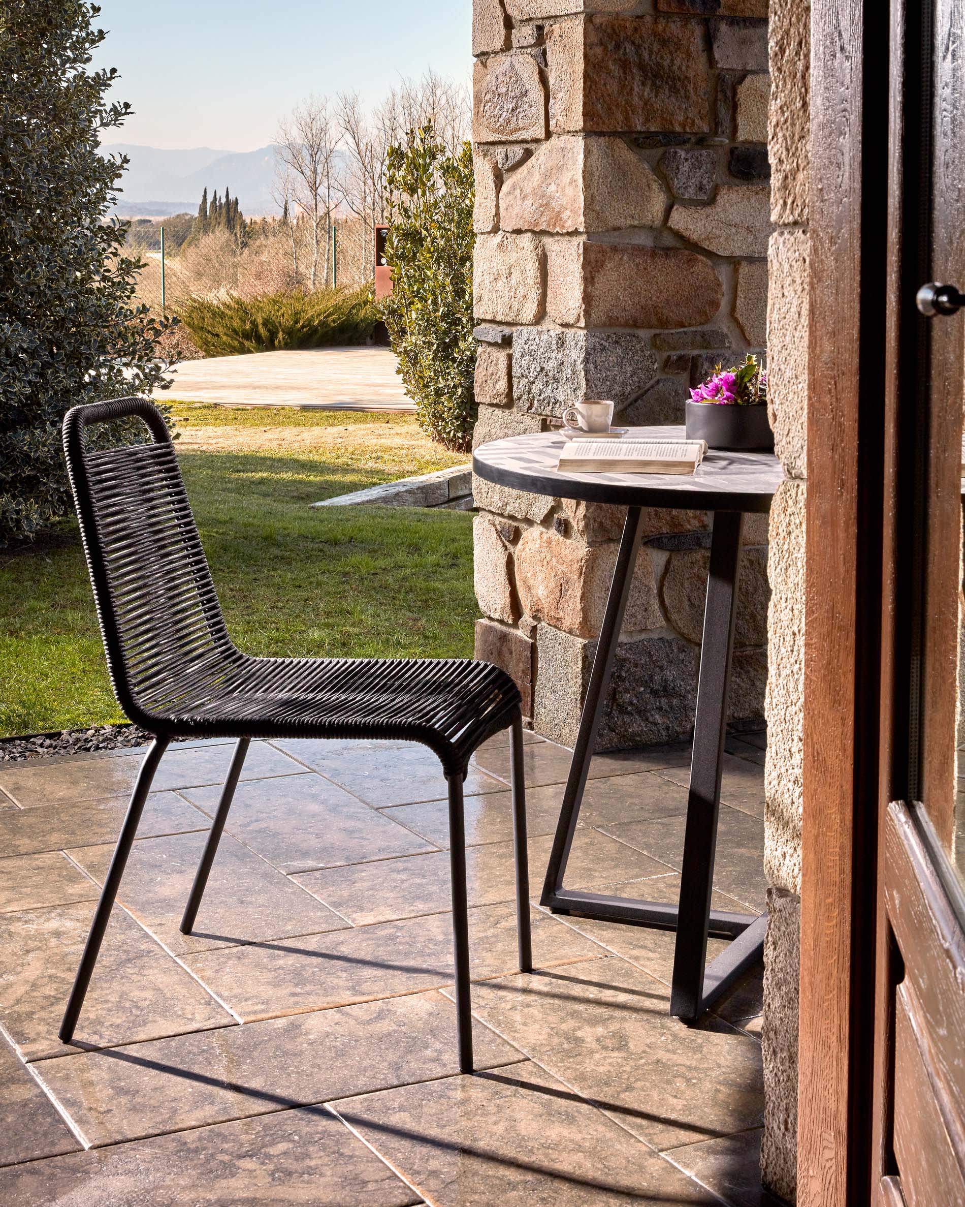 Chaise empilable Lambton en corde noire et acier finition noire — Kave Home