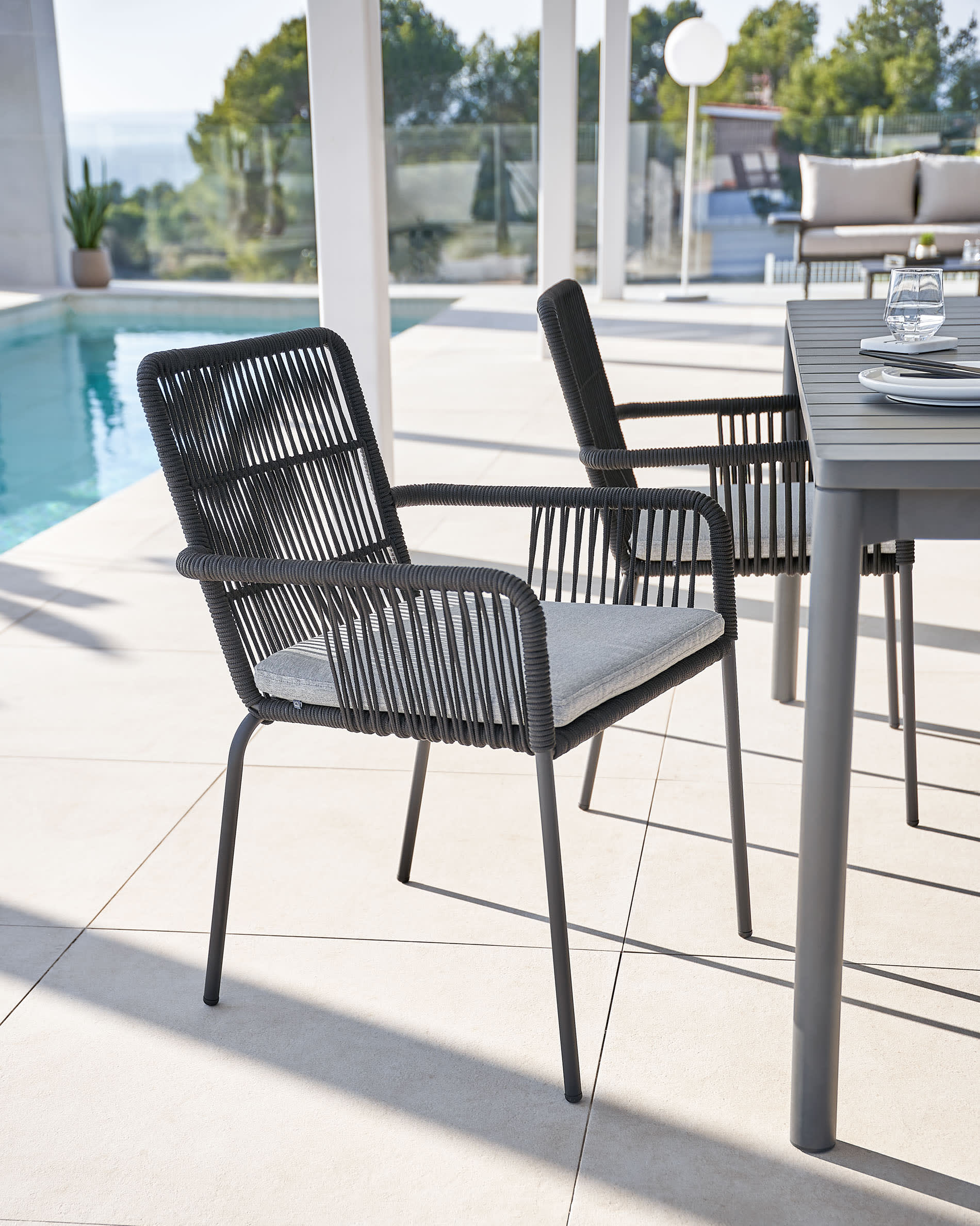 Chaise empilable Samanta en corde noire et pieds en acier galvanisé — Kave Home