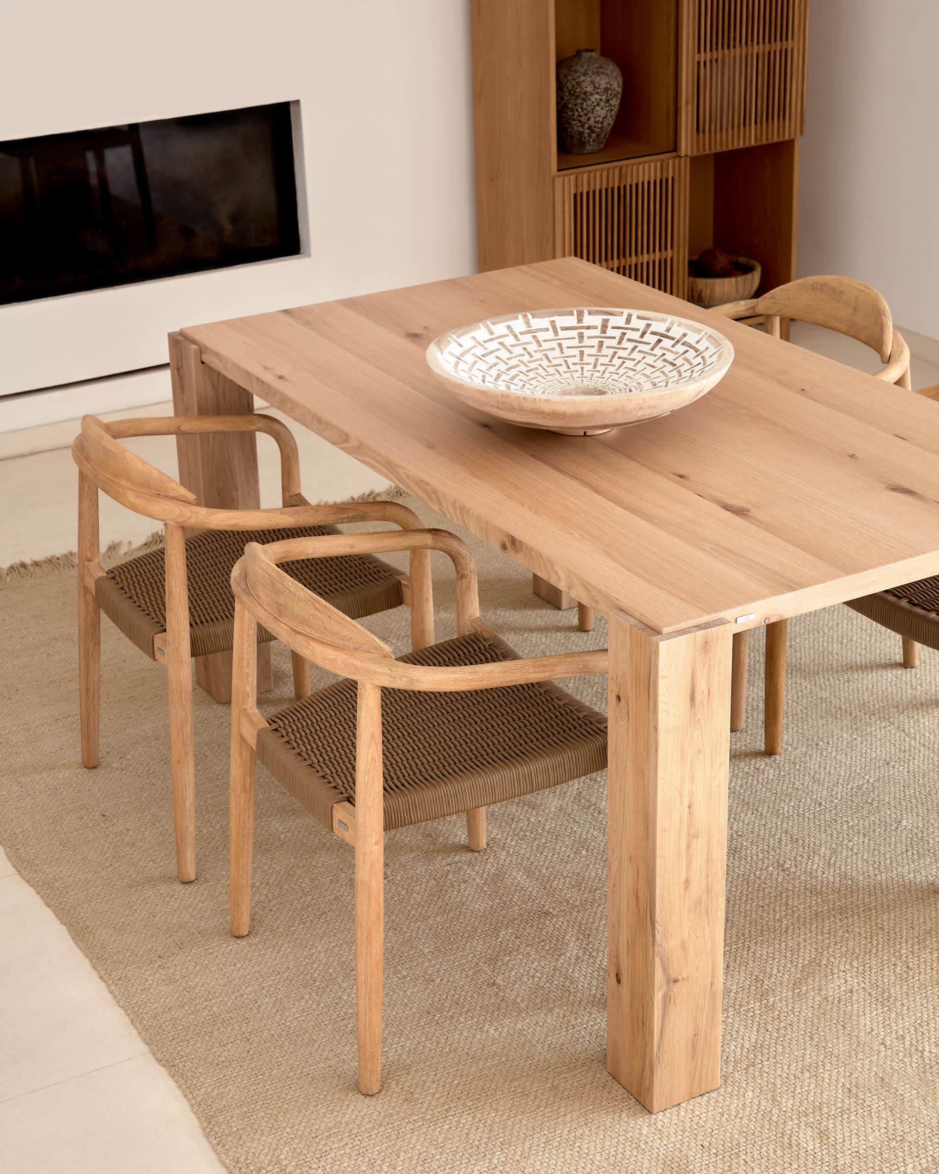 Deyanira table with oak veneer and solid oak legs 160 x 90 cm