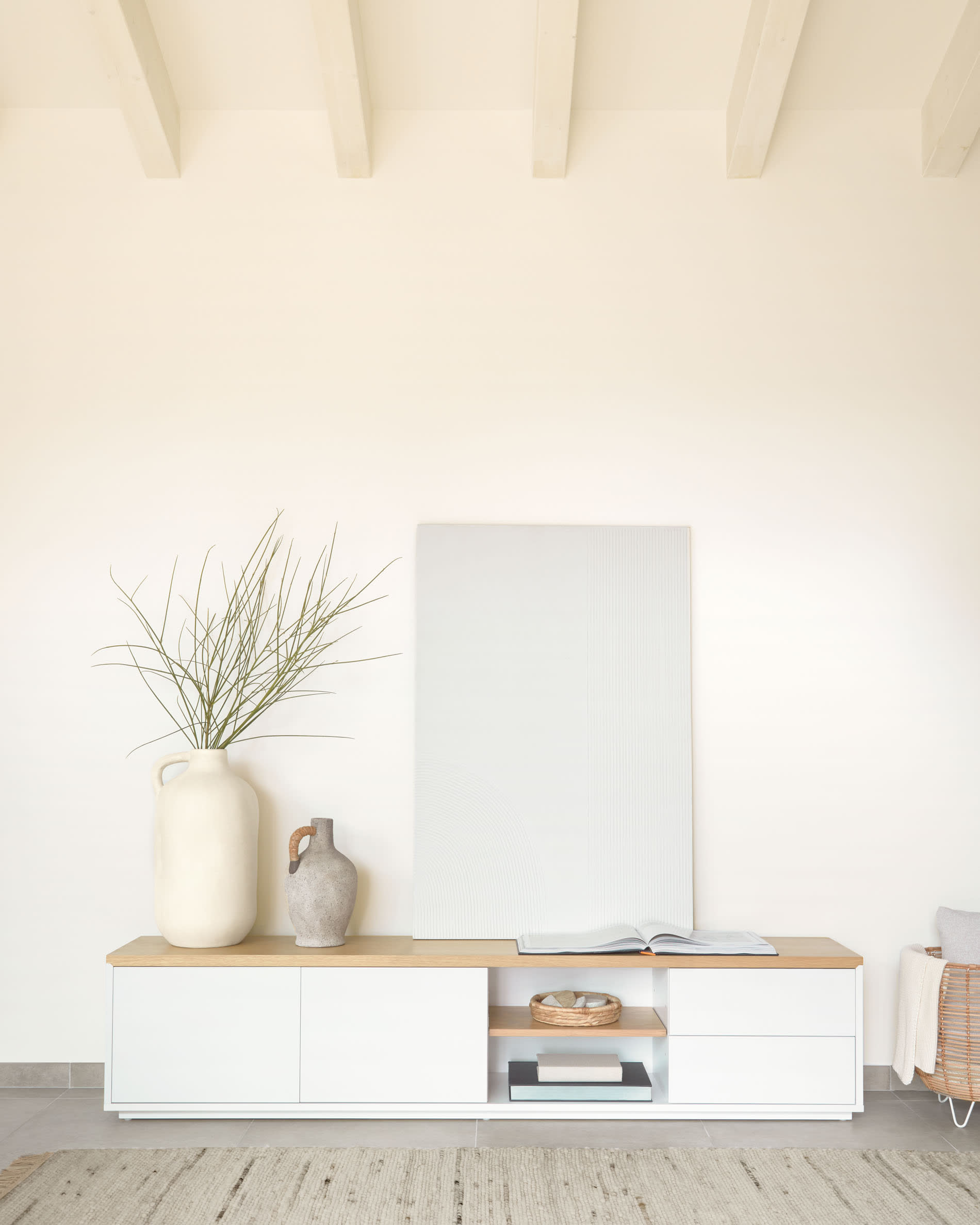 Meuble TV Abilen 2 portes et 2 tiroirs placage de chêne et laqué — Kave Home