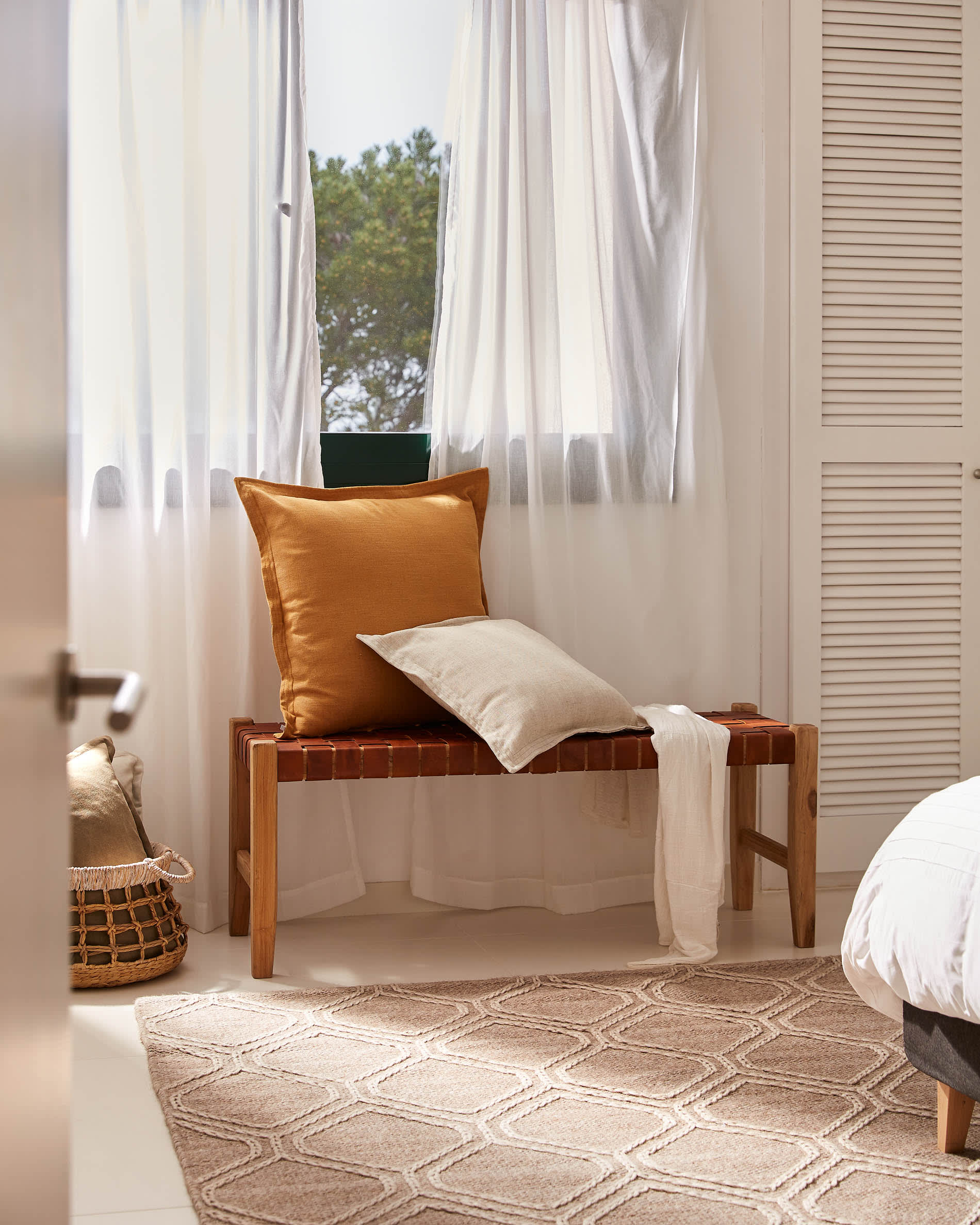 Banc Calixta en cuir et bois de teck avec finition naturelle — Kave Home