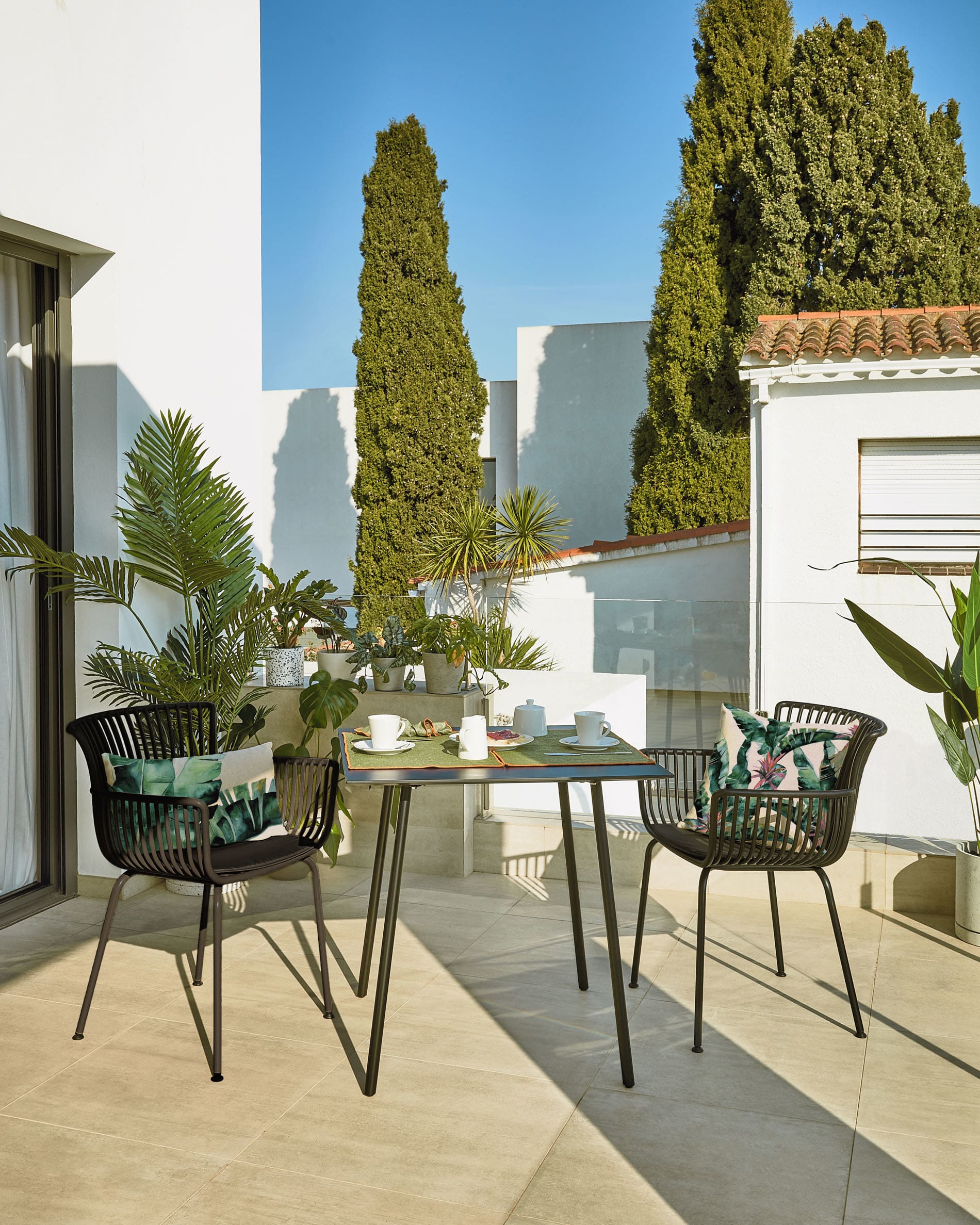 Table Mathis fibrociment avec pieds en acier finition noire — Kave Home