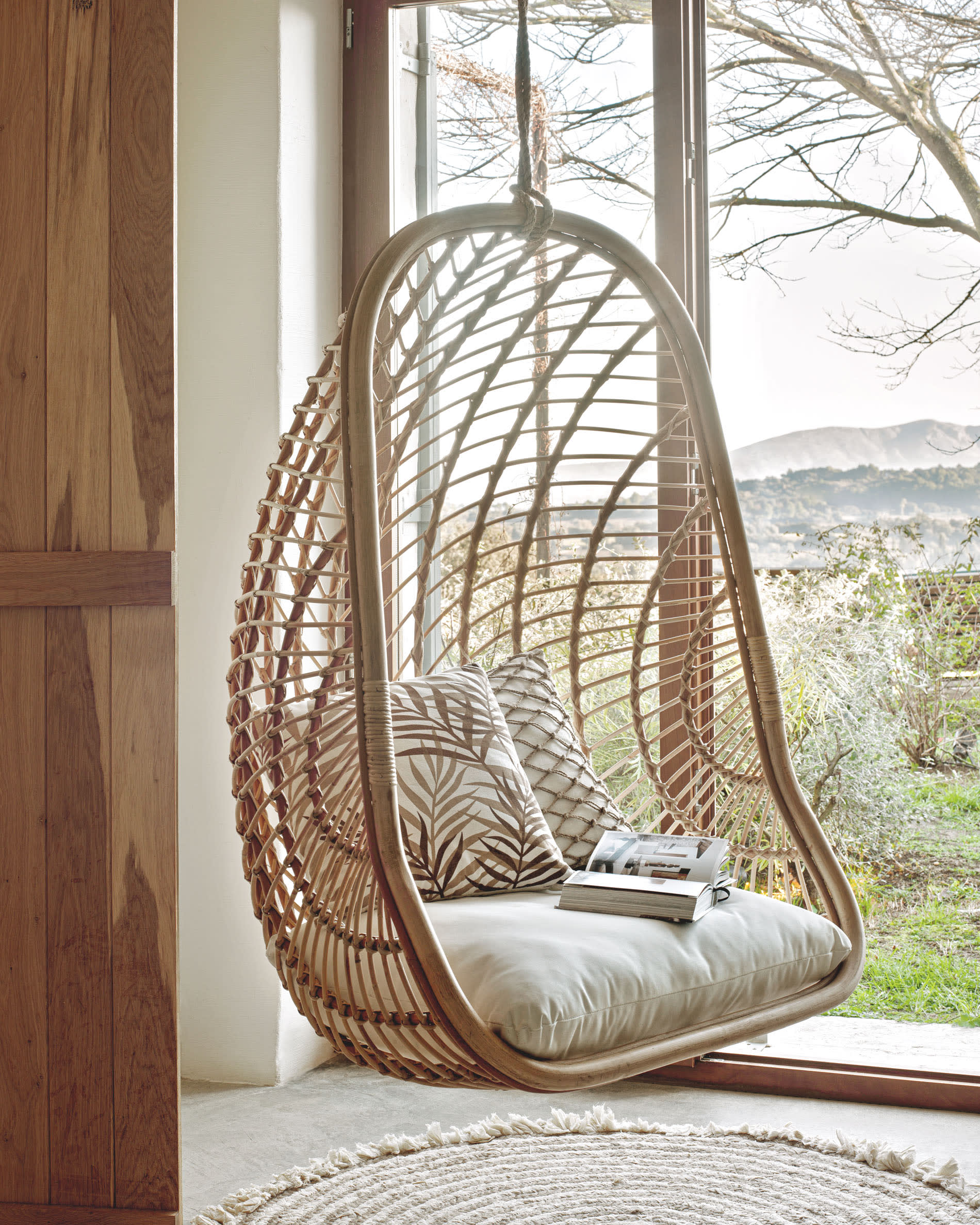 Fauteuil suspendu Ekaterina en rotin — Kave Home