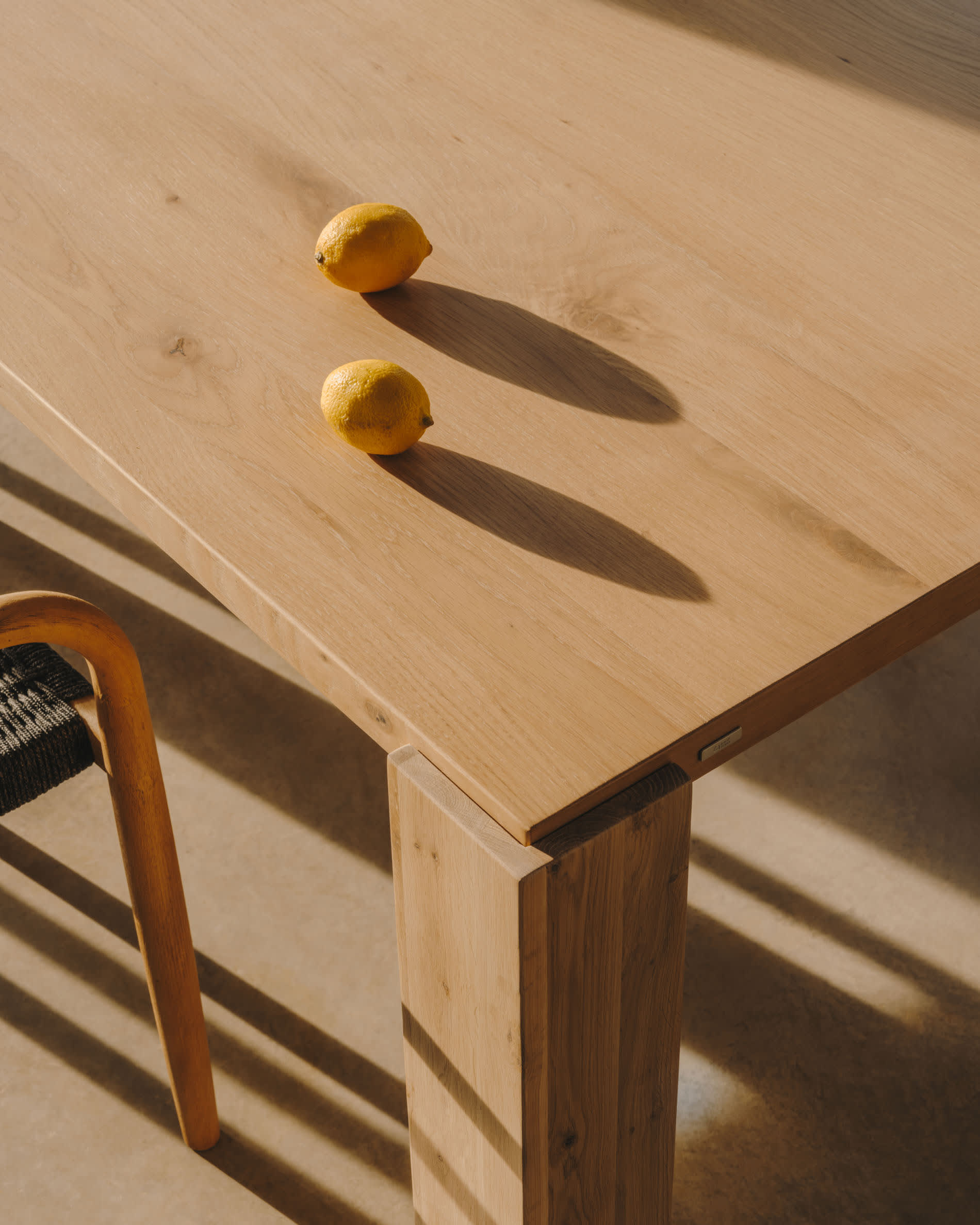 Deyanira table with oak veneer and solid oak legs 220 x 110 cm