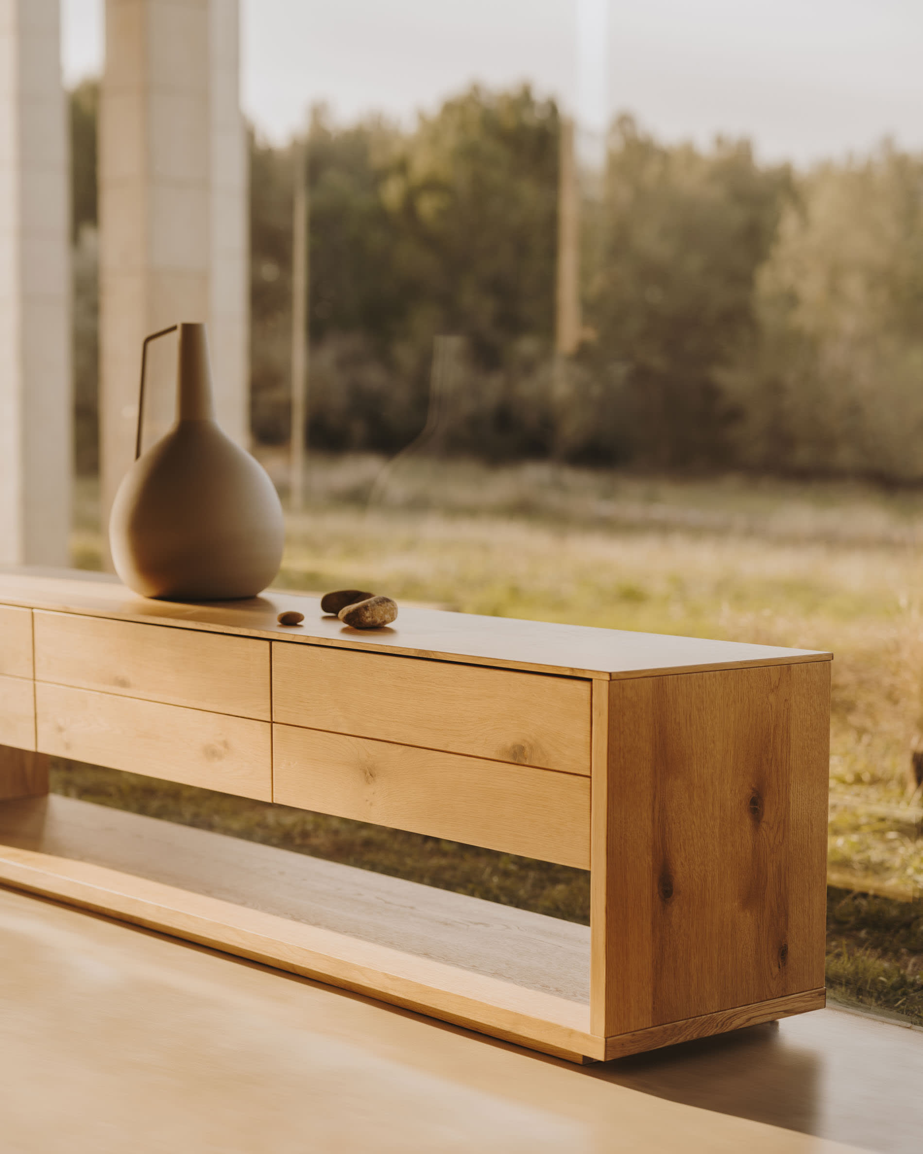 Alguema TV stand with 3 drawers in oak veneer with natural finish, 200 x 51 cm