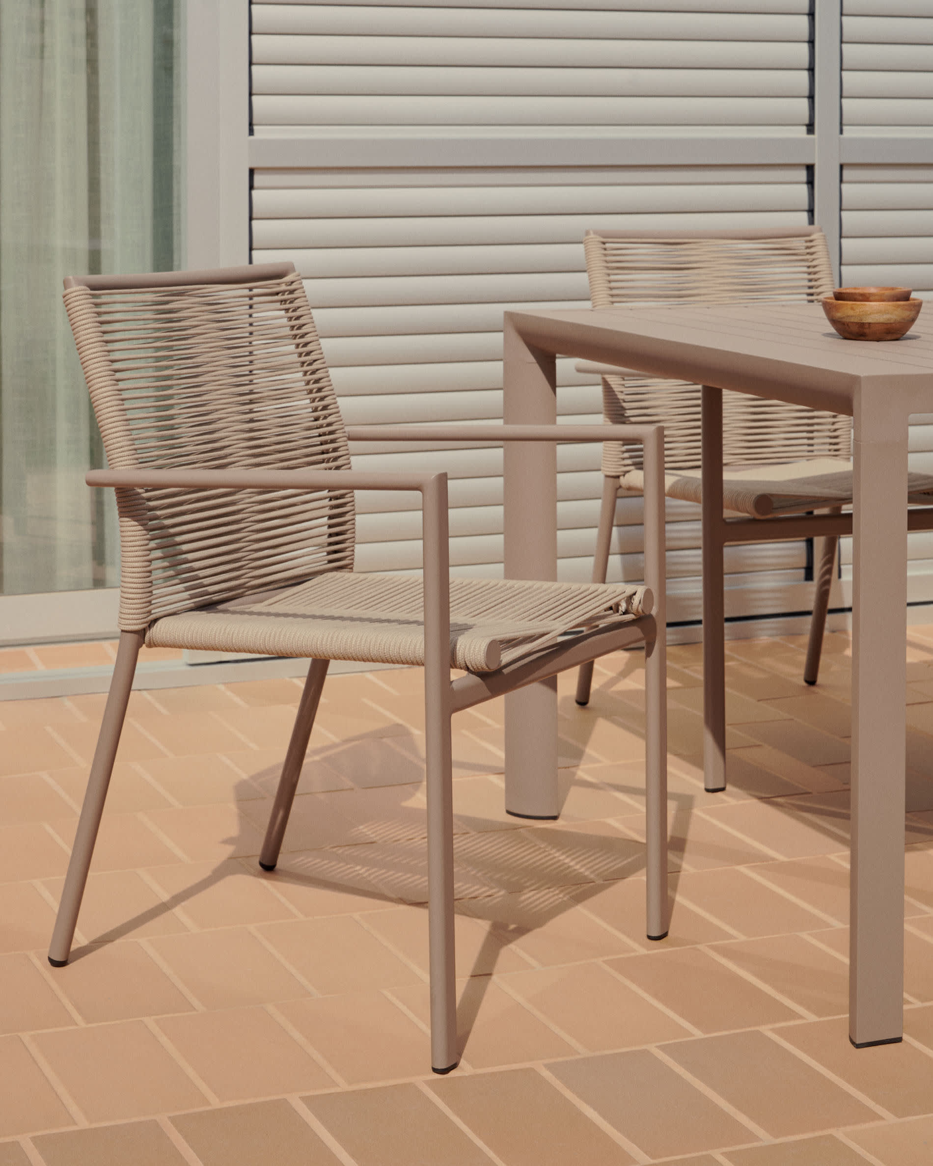 Culip stackable outdoor chair in aluminium and cord in brown