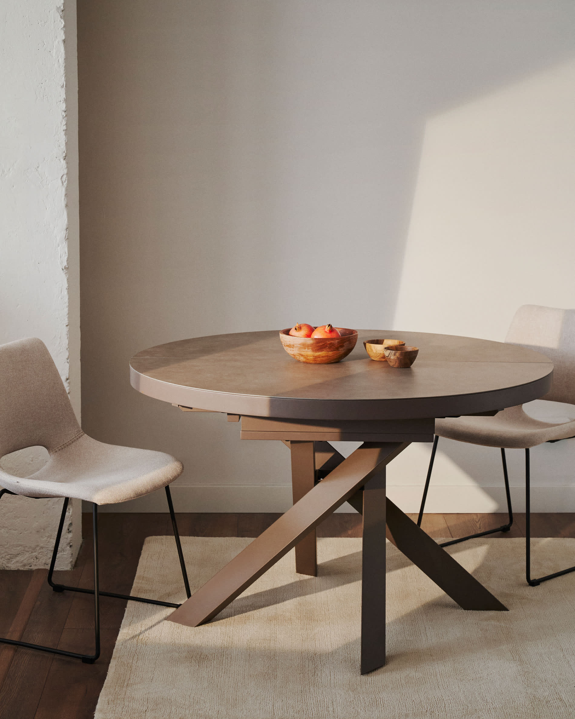 Table extensible ronde Vashti en grès cérame et pieds en acier finition marron Ø120(160)cm