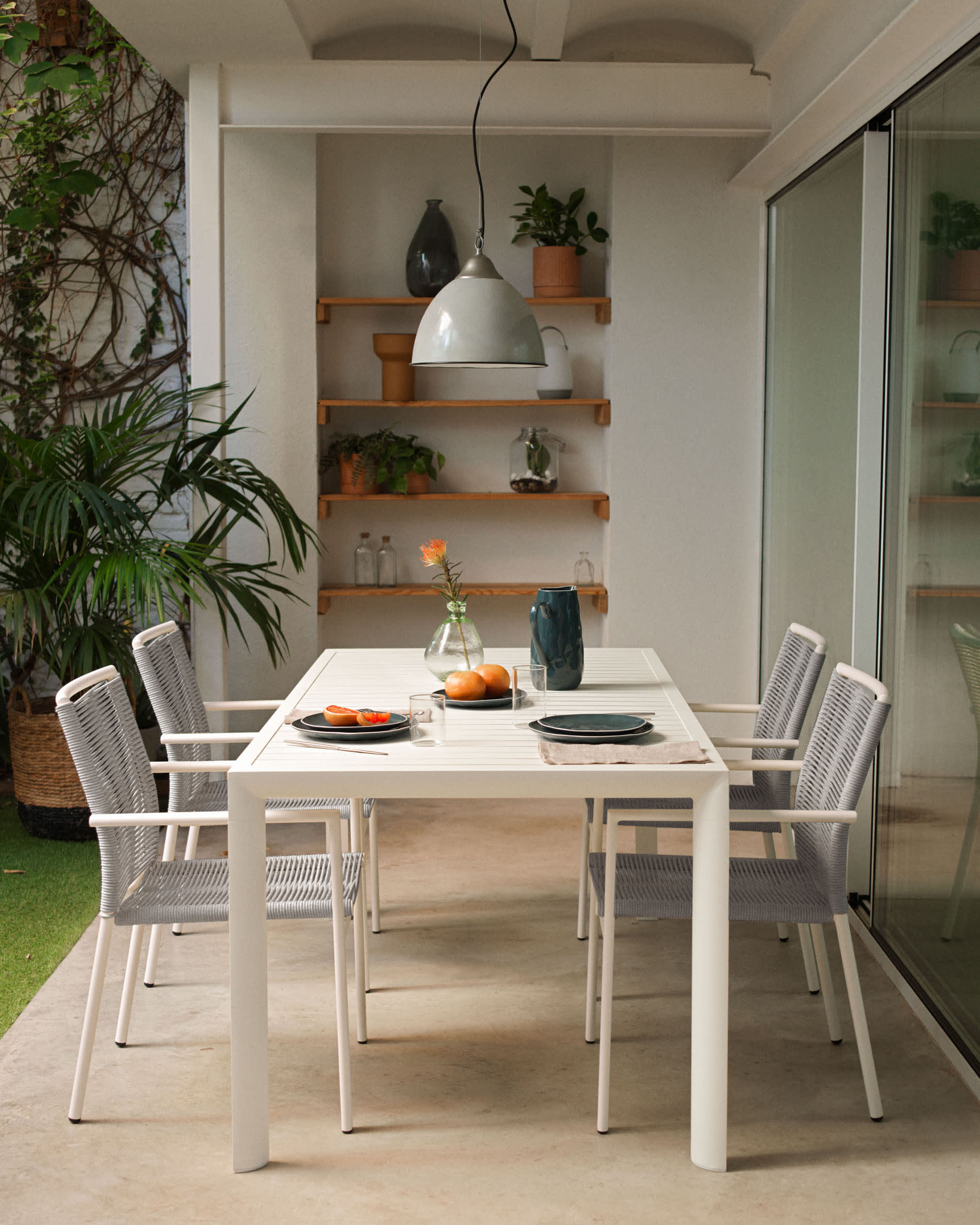 Culip stackable outdoor chair in aluminium and cord in white