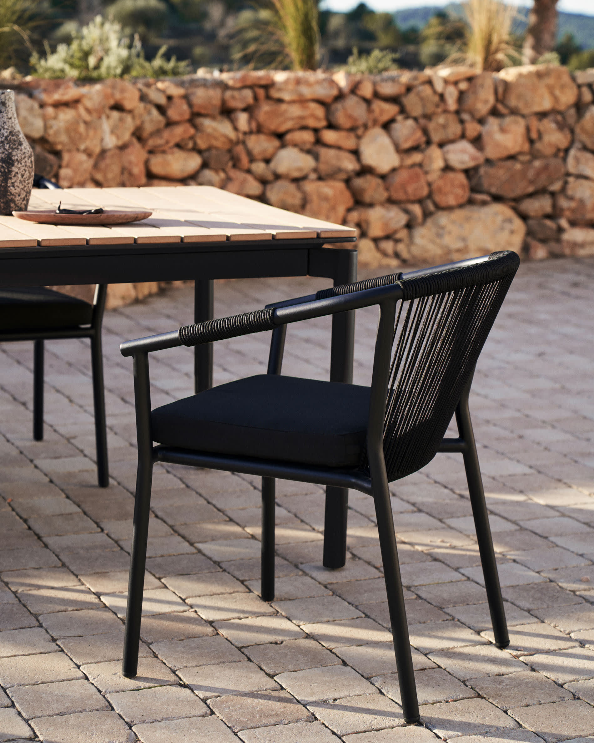 Xelida stackable outdoor chair in aluminium and black cord