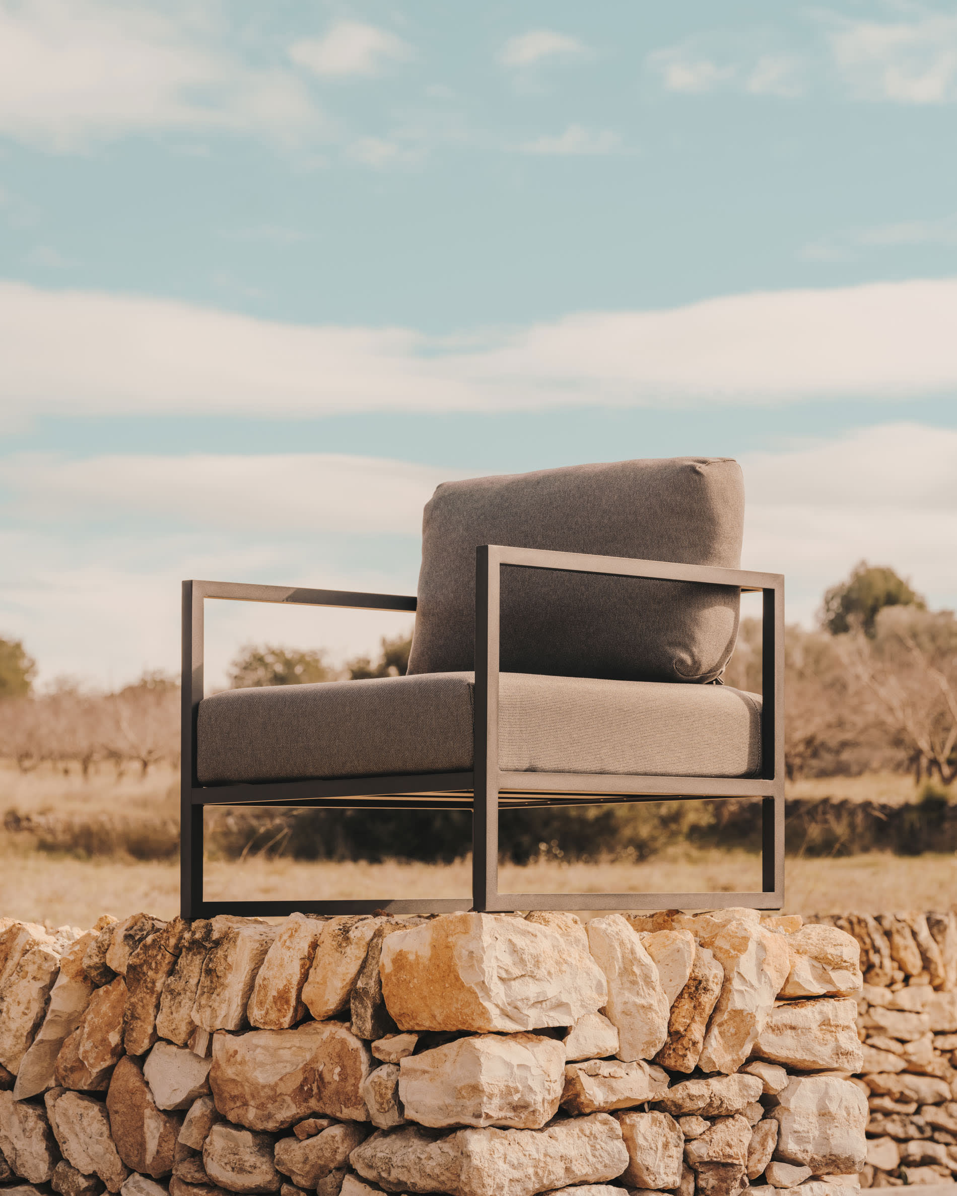 Comova 100% outdoor armchair in light grey and green aluminium