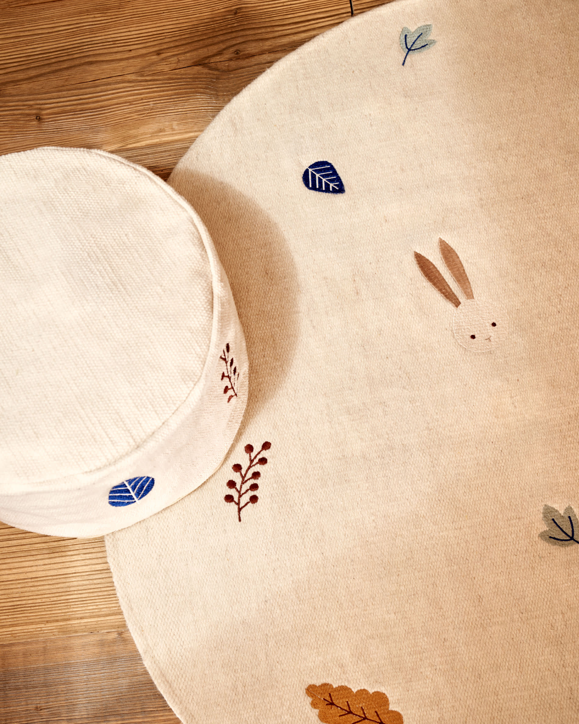 Yanil 100% white cotton pouffe with multicolour leaf embroidery, Ø 40 cm