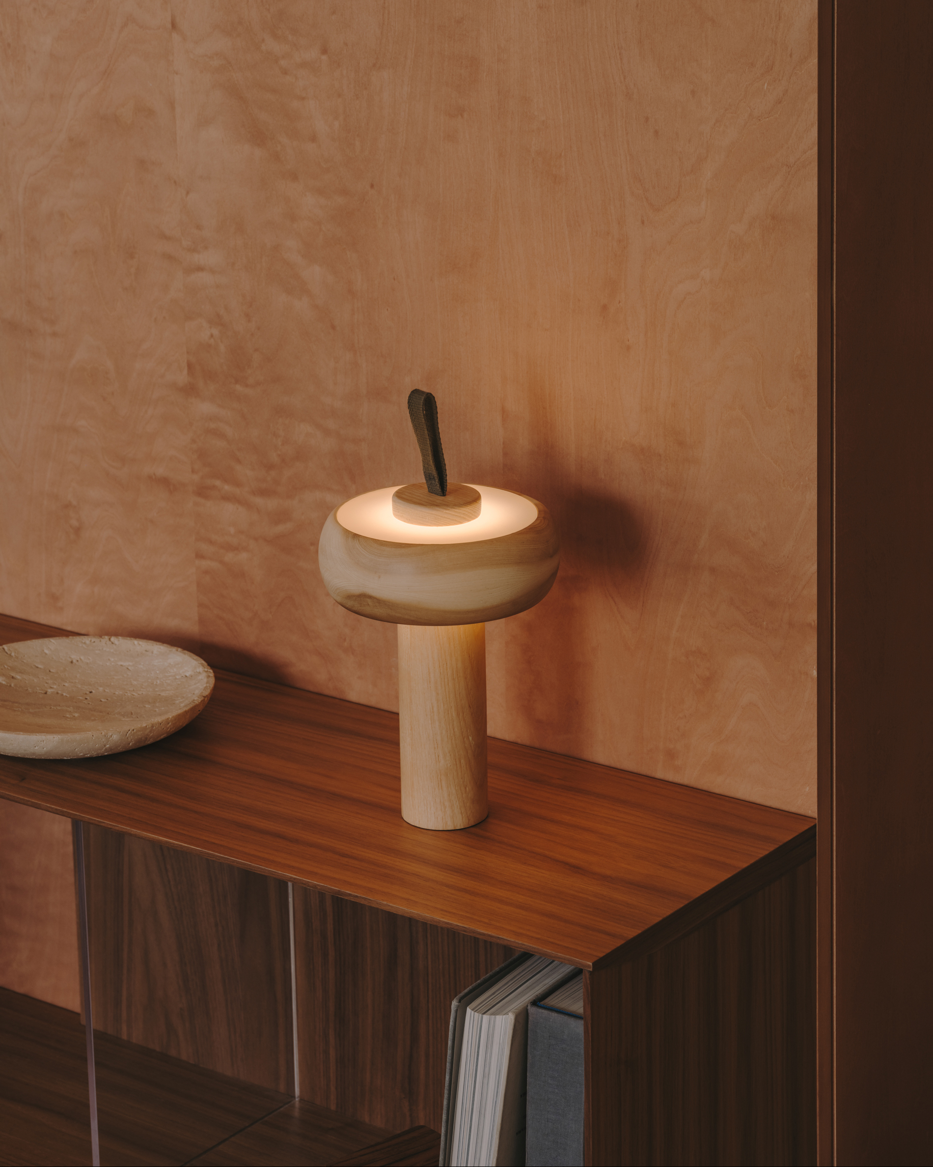 Lampe de table portable Luba en bois de frêne et poignée en coton vert