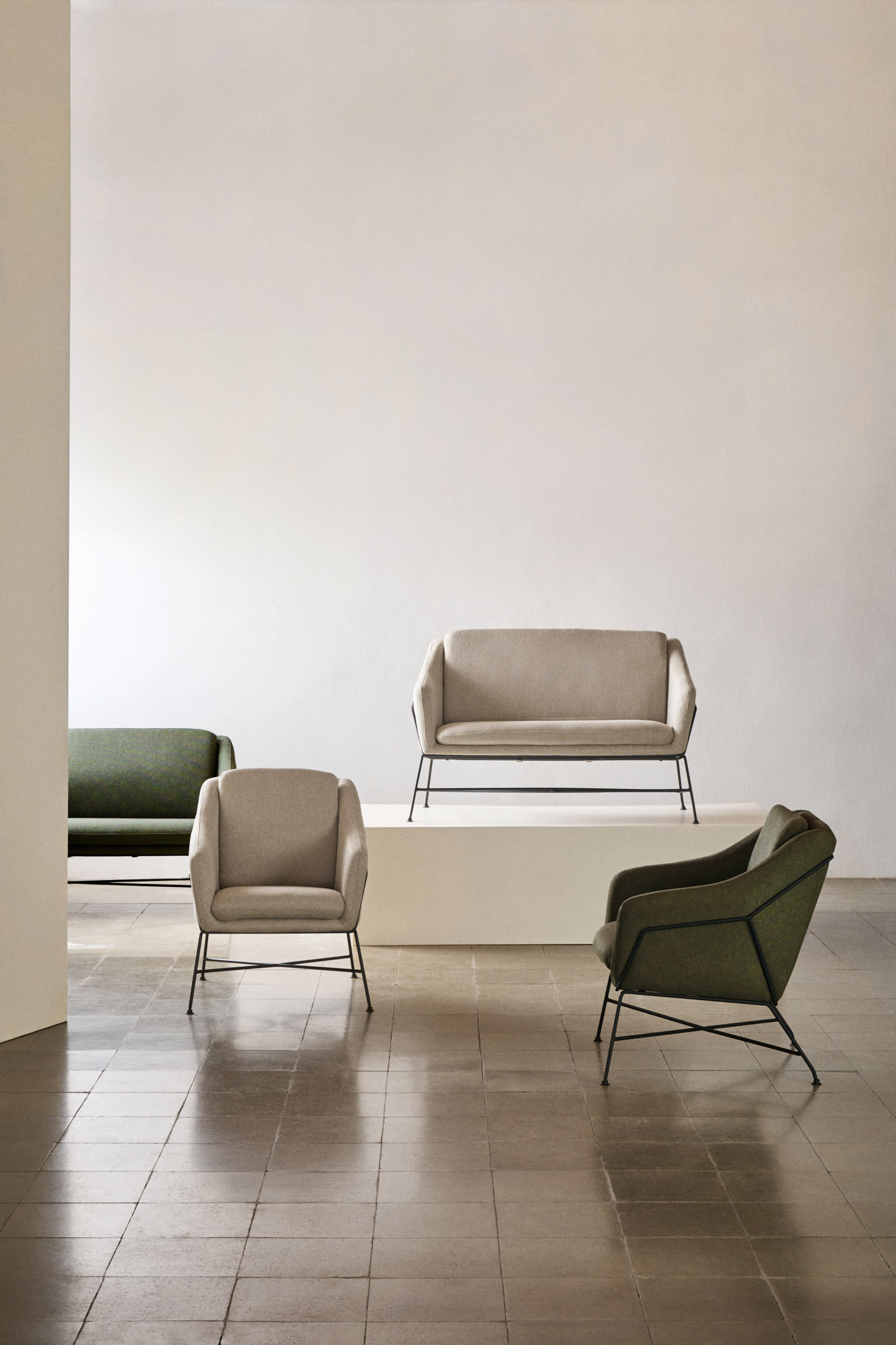 Brida armchair in beige and steel legs with black finish