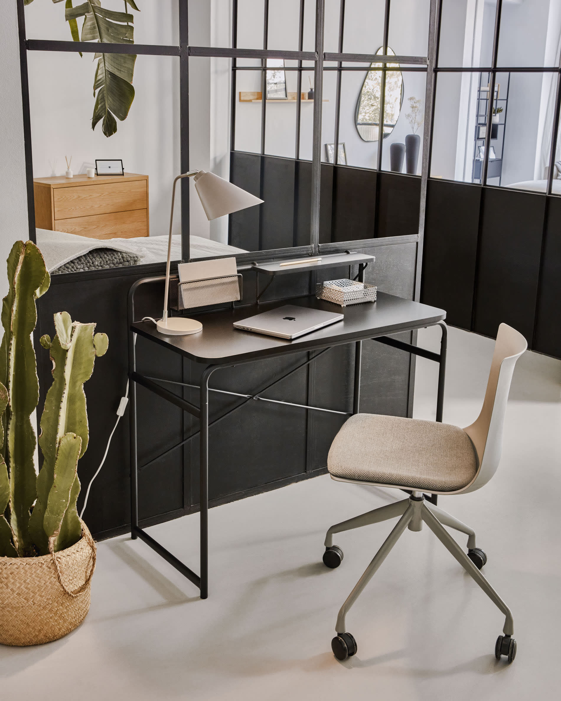 Table Foreman en mélamine finition noire et pieds en acier — Kave Home
