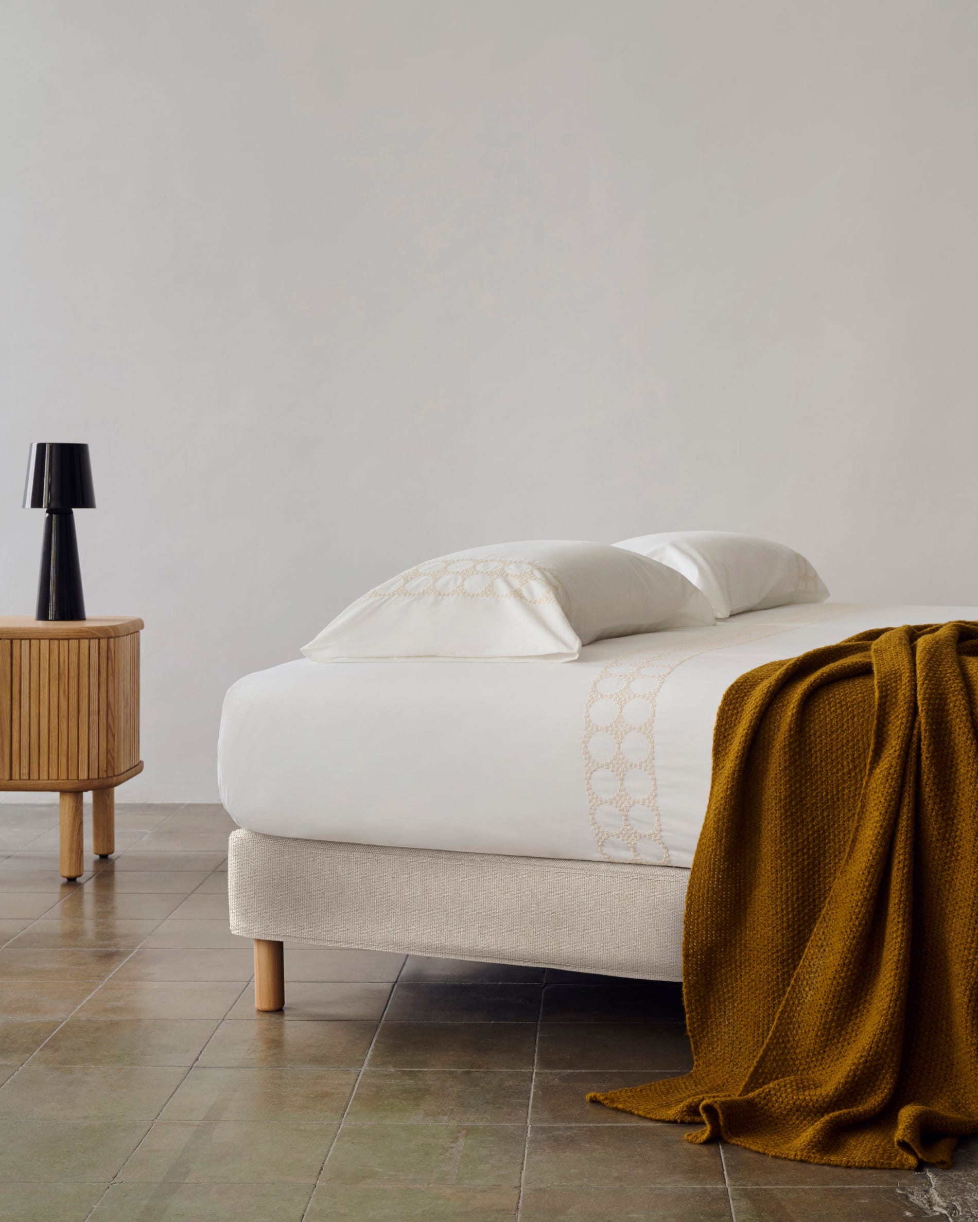 Ofelia base with ecru removable cover and solid beech wooden legs for a 180 x 200 cm mattress FSC Mix Credit