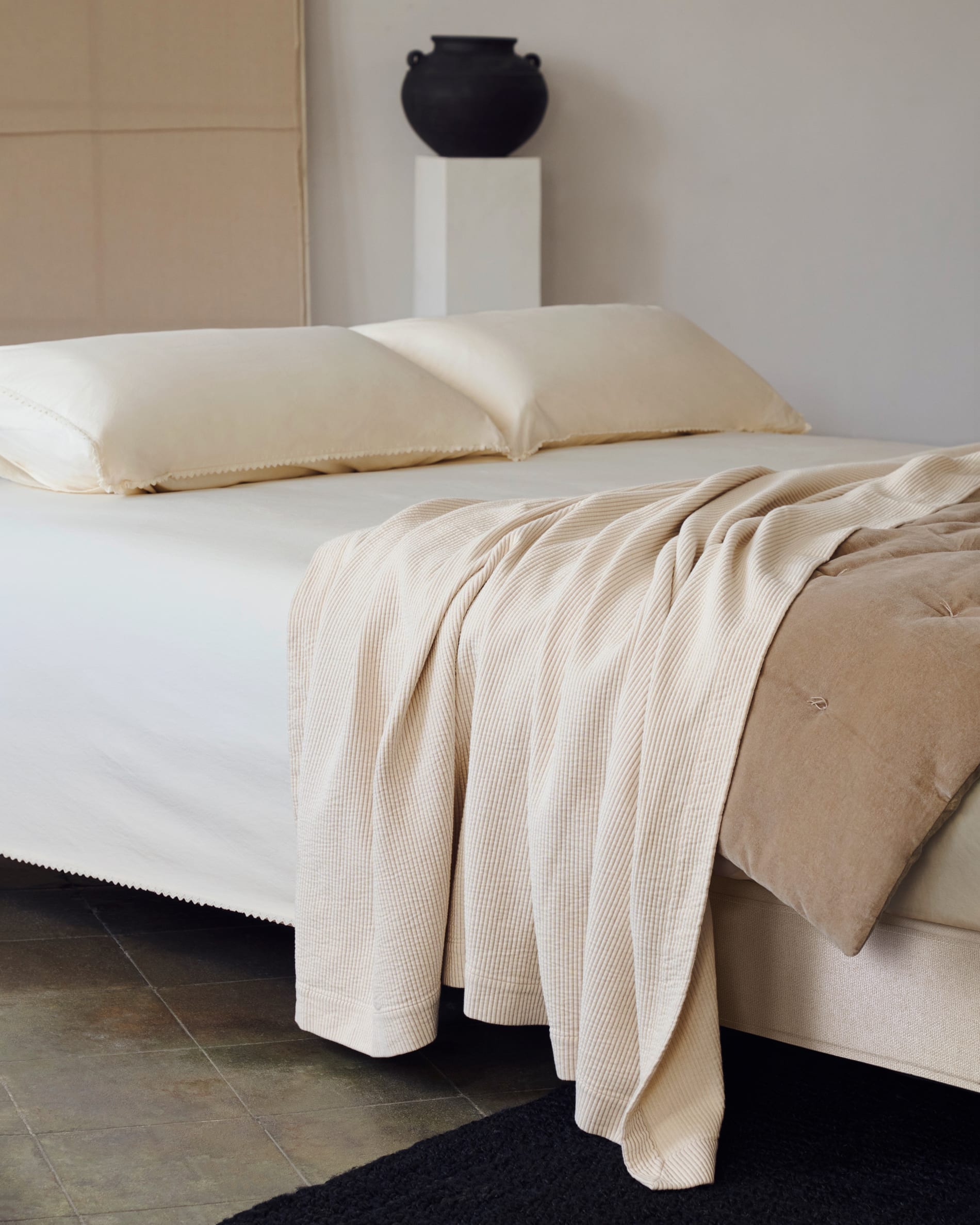 Ofelia base with ecru removable cover and solid beech wooden legs for a 150 x 190 cm mattress FSC Mix Credit