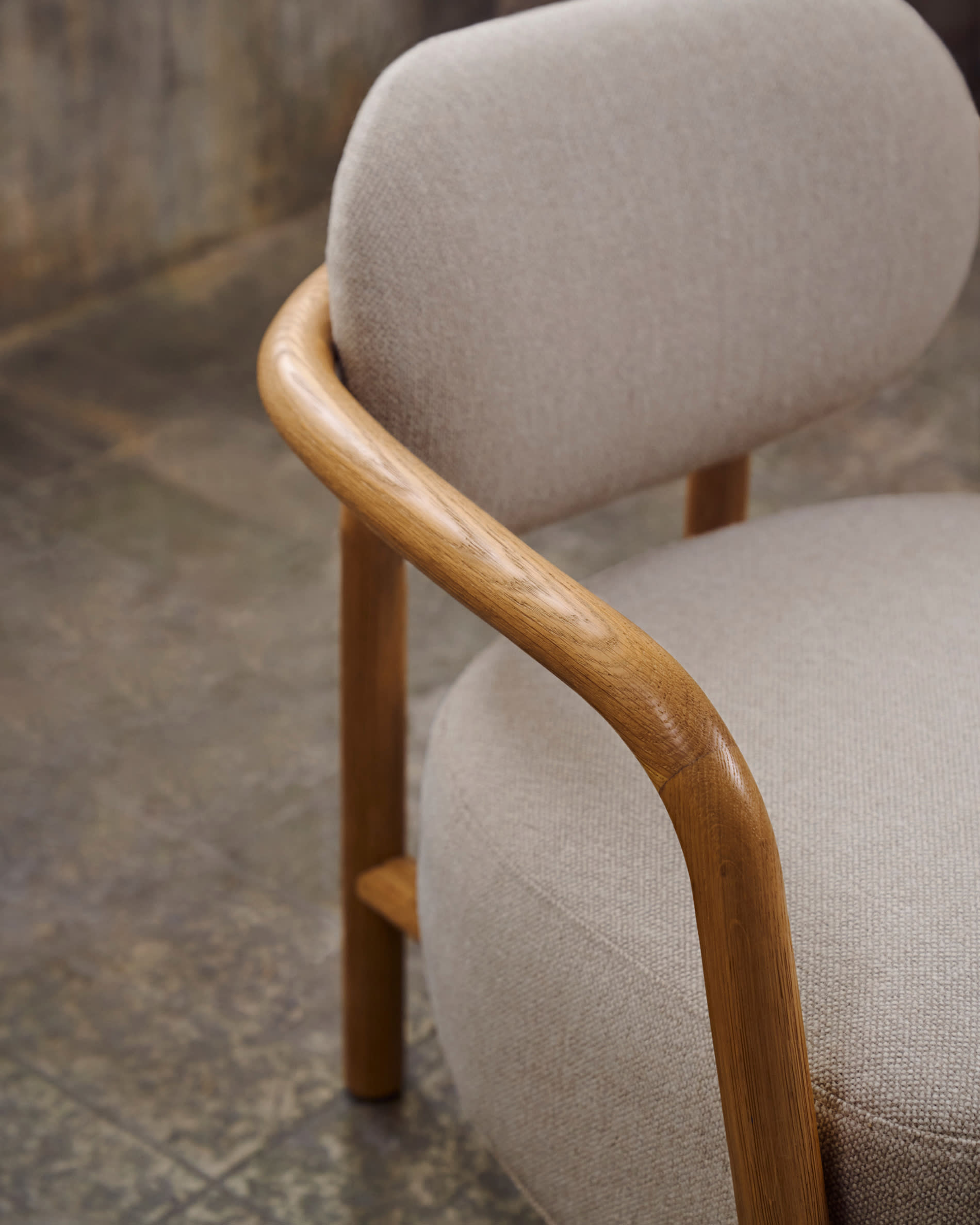 Melqui beige armchair in solid oak wood with a natural finish