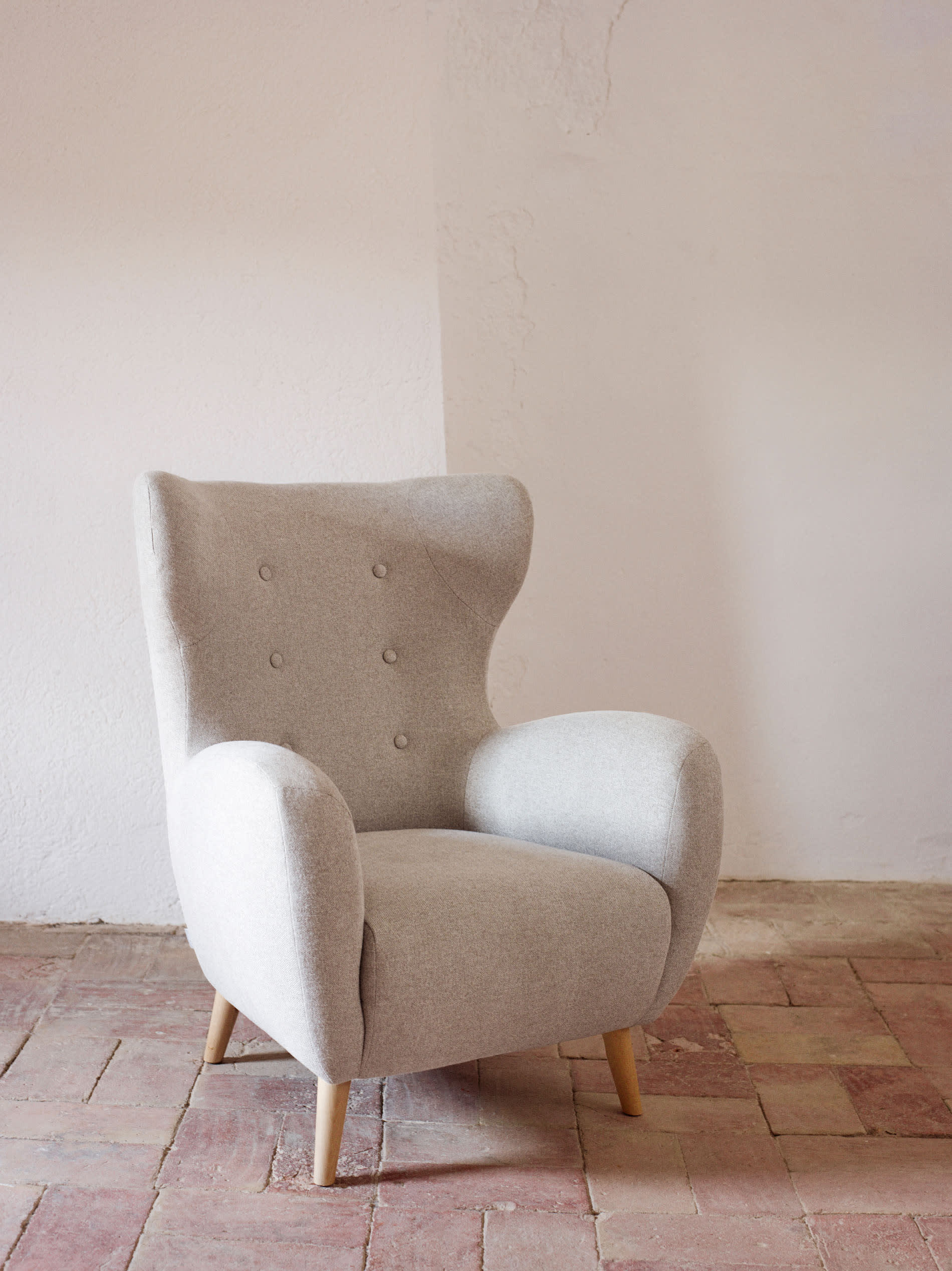 Patio beige armchair with solid beech wood legs FSC Mix Credit