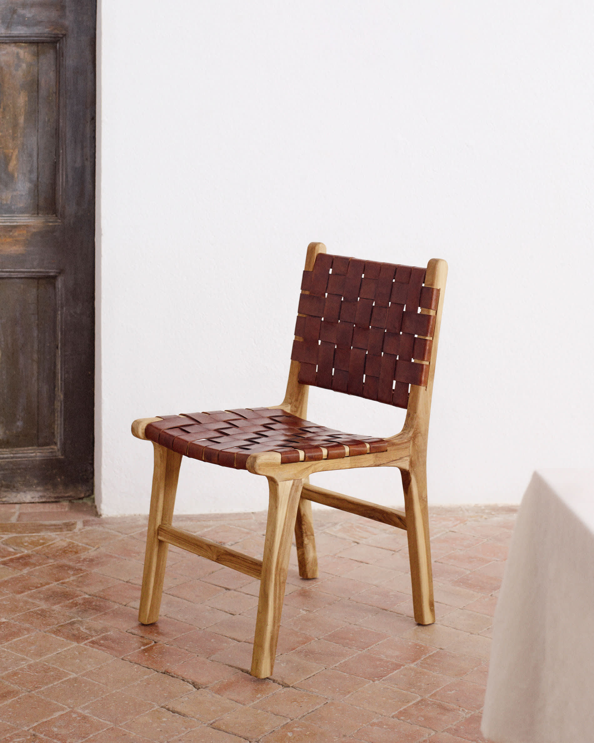 Chaise Calixta en cuir et bois de teck avec finition naturelle — Kave Home