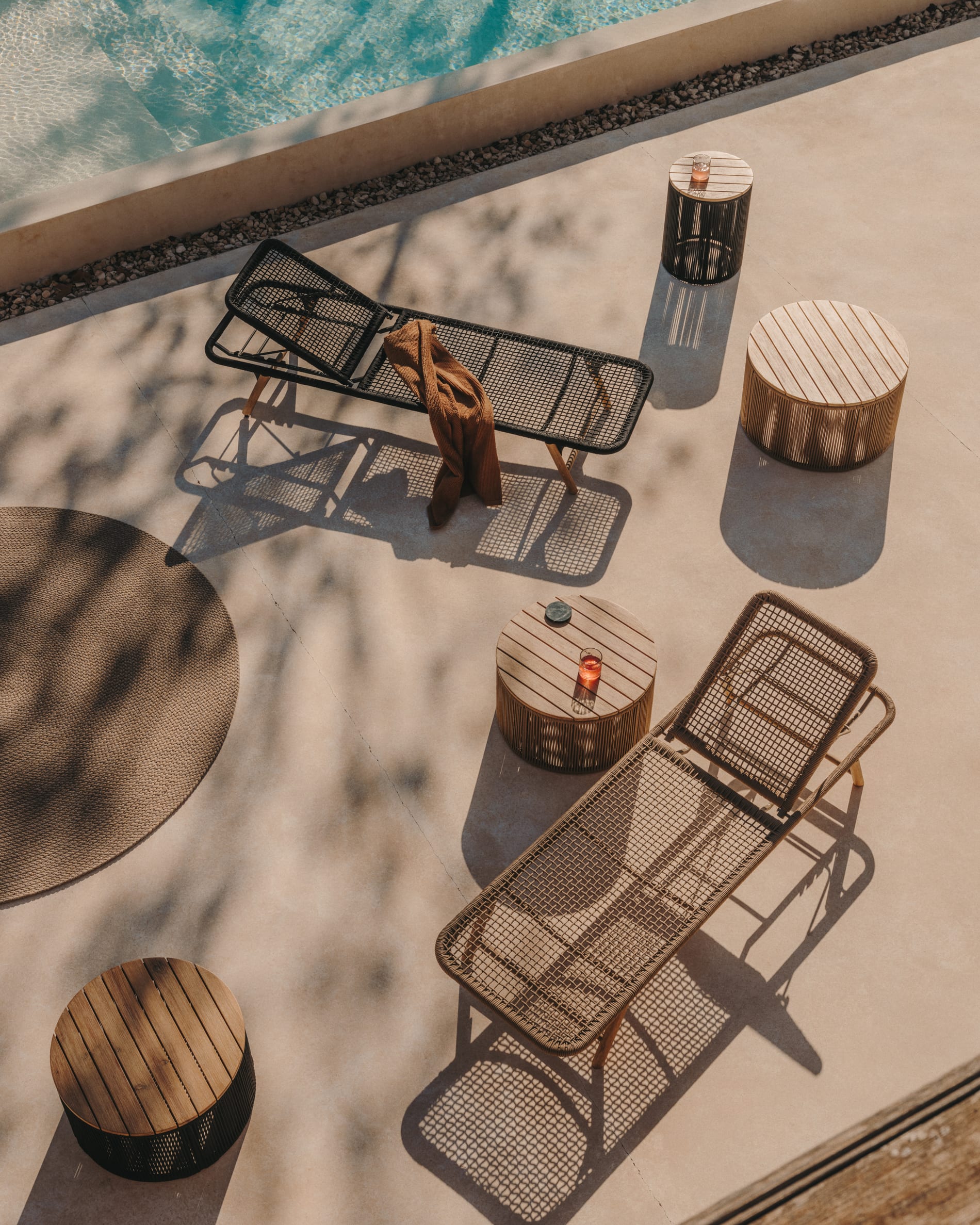 Dandara sun lounger in steel, beige rope and legs in solid FSC 100% acacia wood