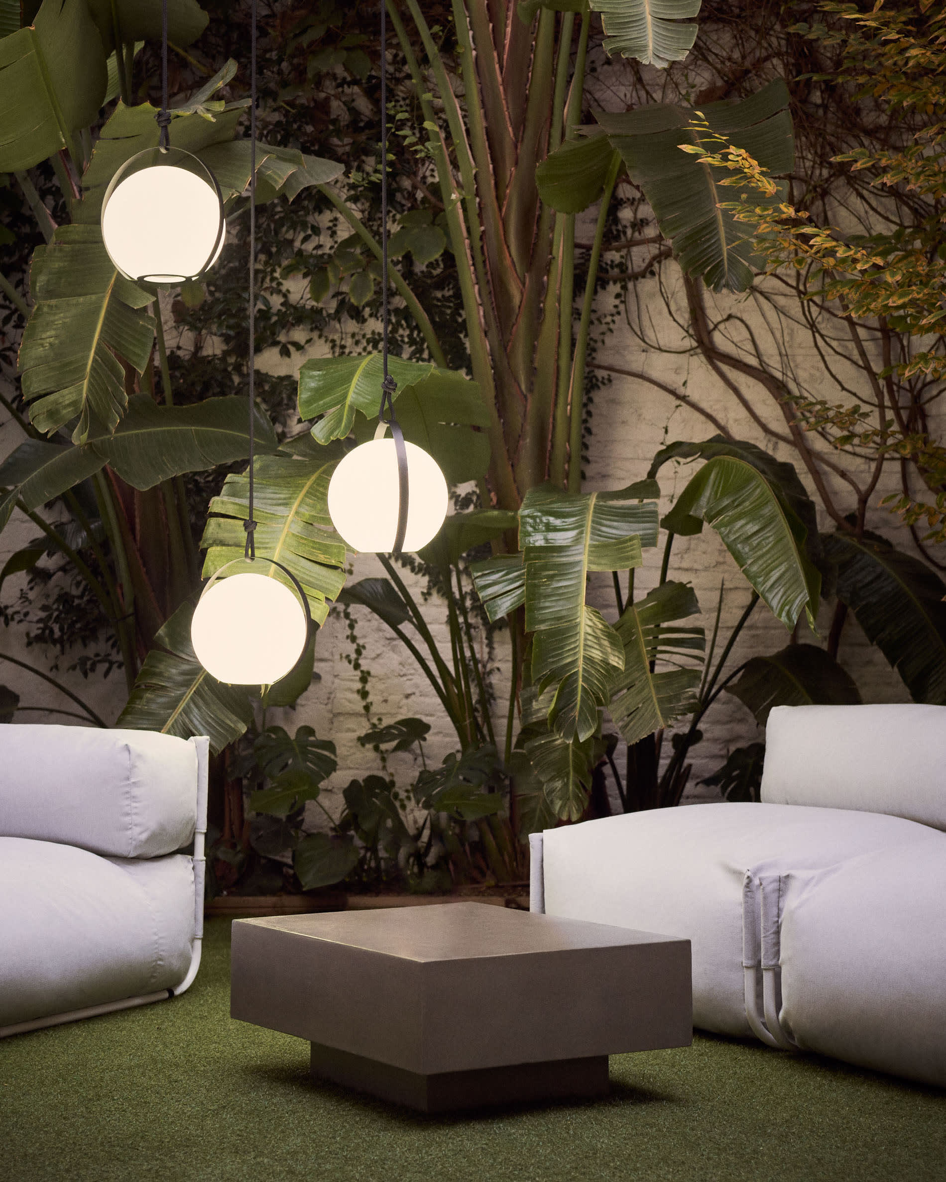Lampe à poser nomade Dinesh avec poignée en acier — Kave Home