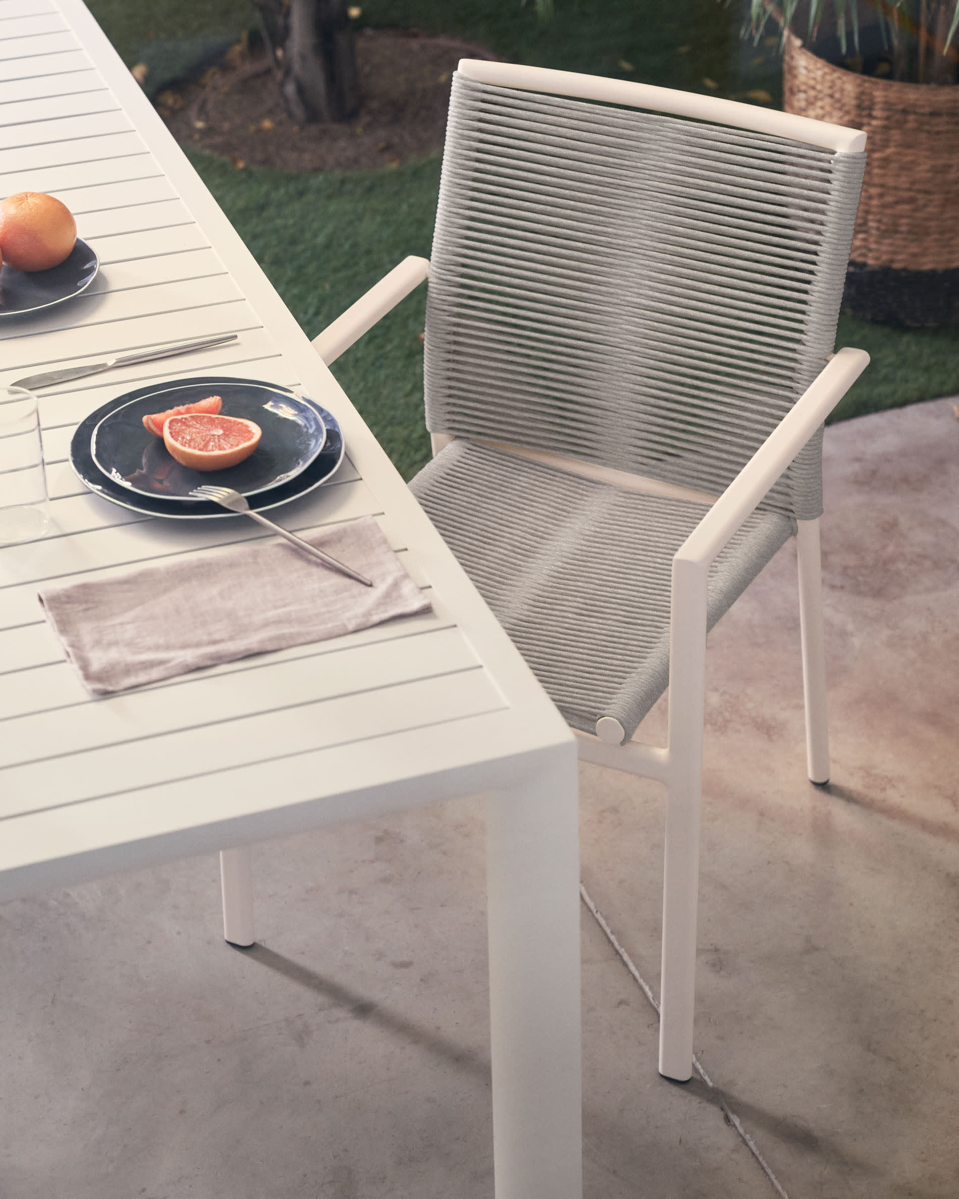 Culip stackable outdoor chair in aluminium and cord in white