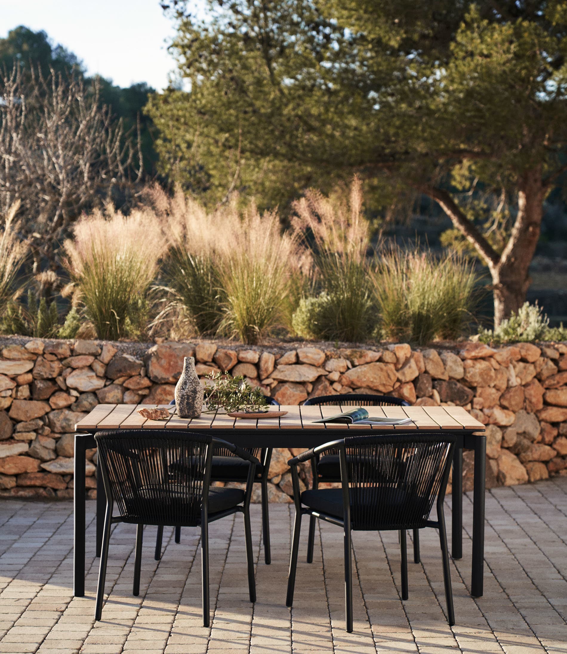 Xelida stackable outdoor chair in aluminium and black cord