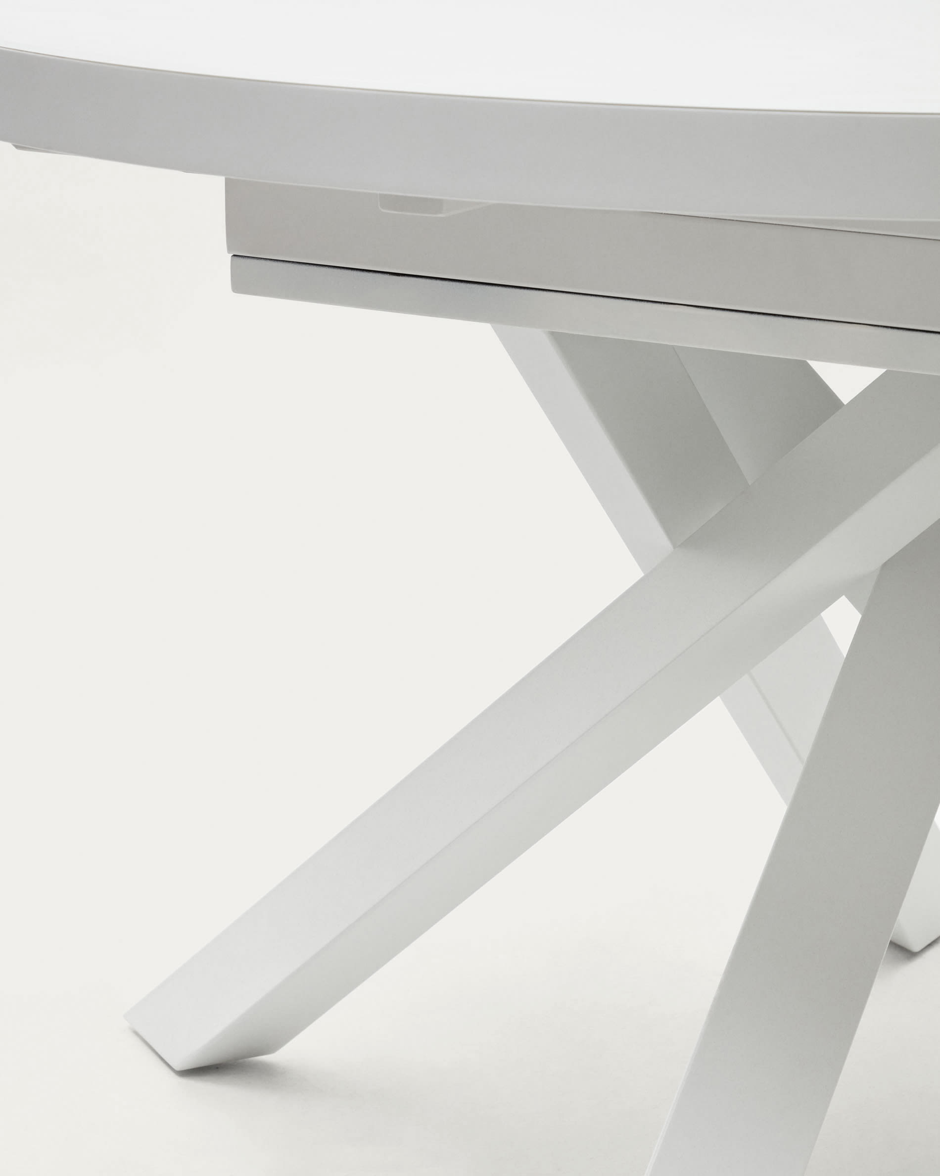 Vashti extendable round table in glass and MDF with steel legs in white, Ø 120(160)x120cm