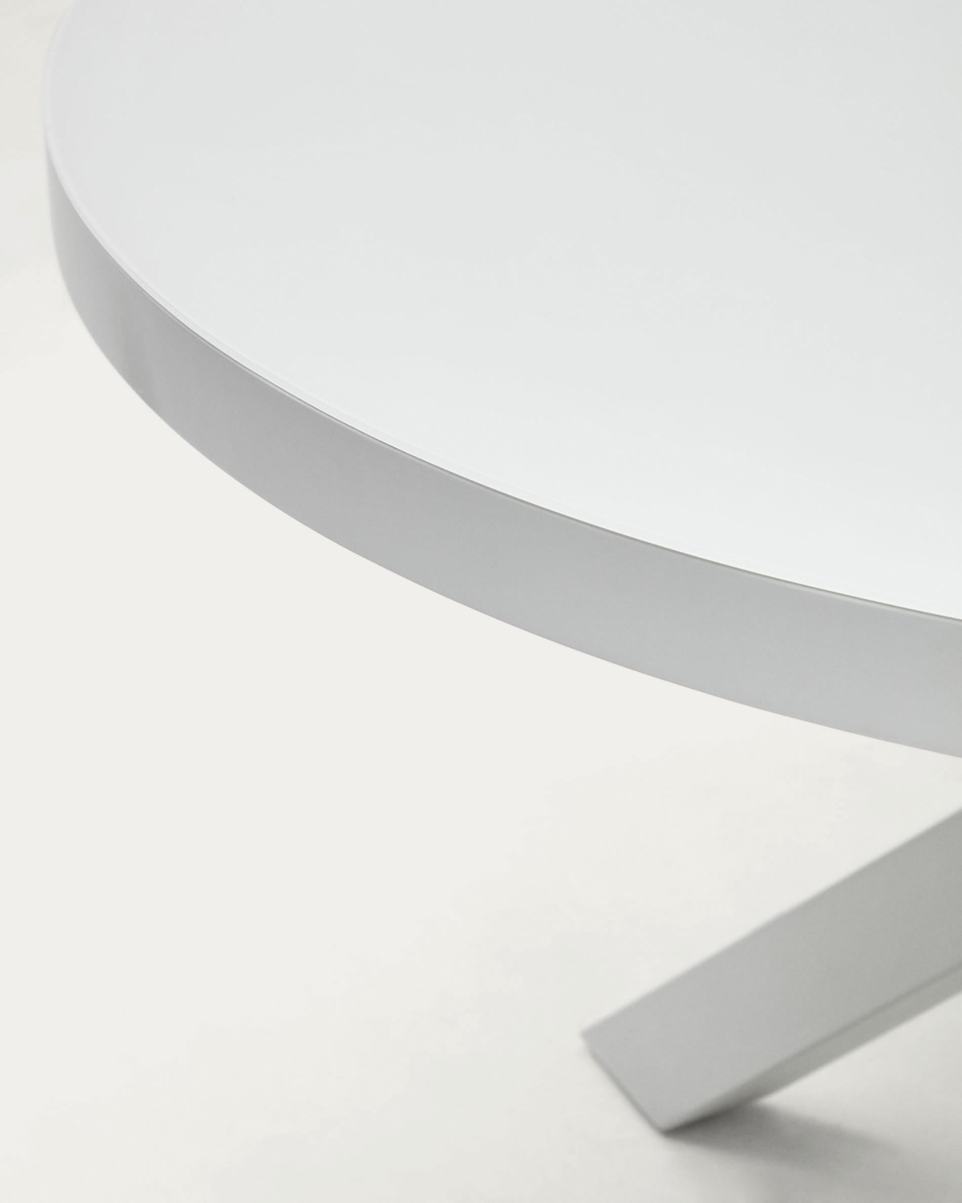 Vashti extendable round table in glass and MDF with steel legs in white, Ø 120(160)x120cm