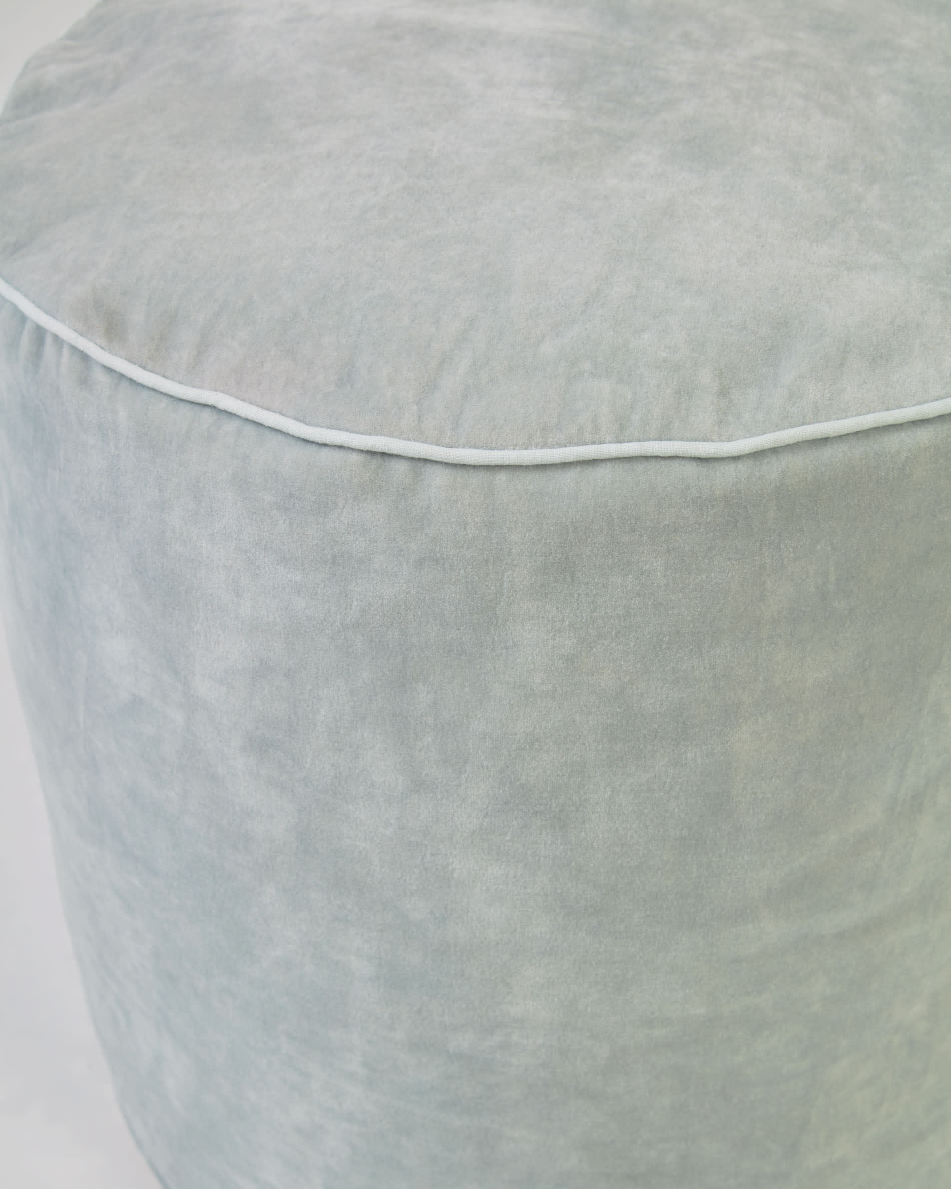 Brunetta round pouffe in light turquoise velvet Ø 40 cm