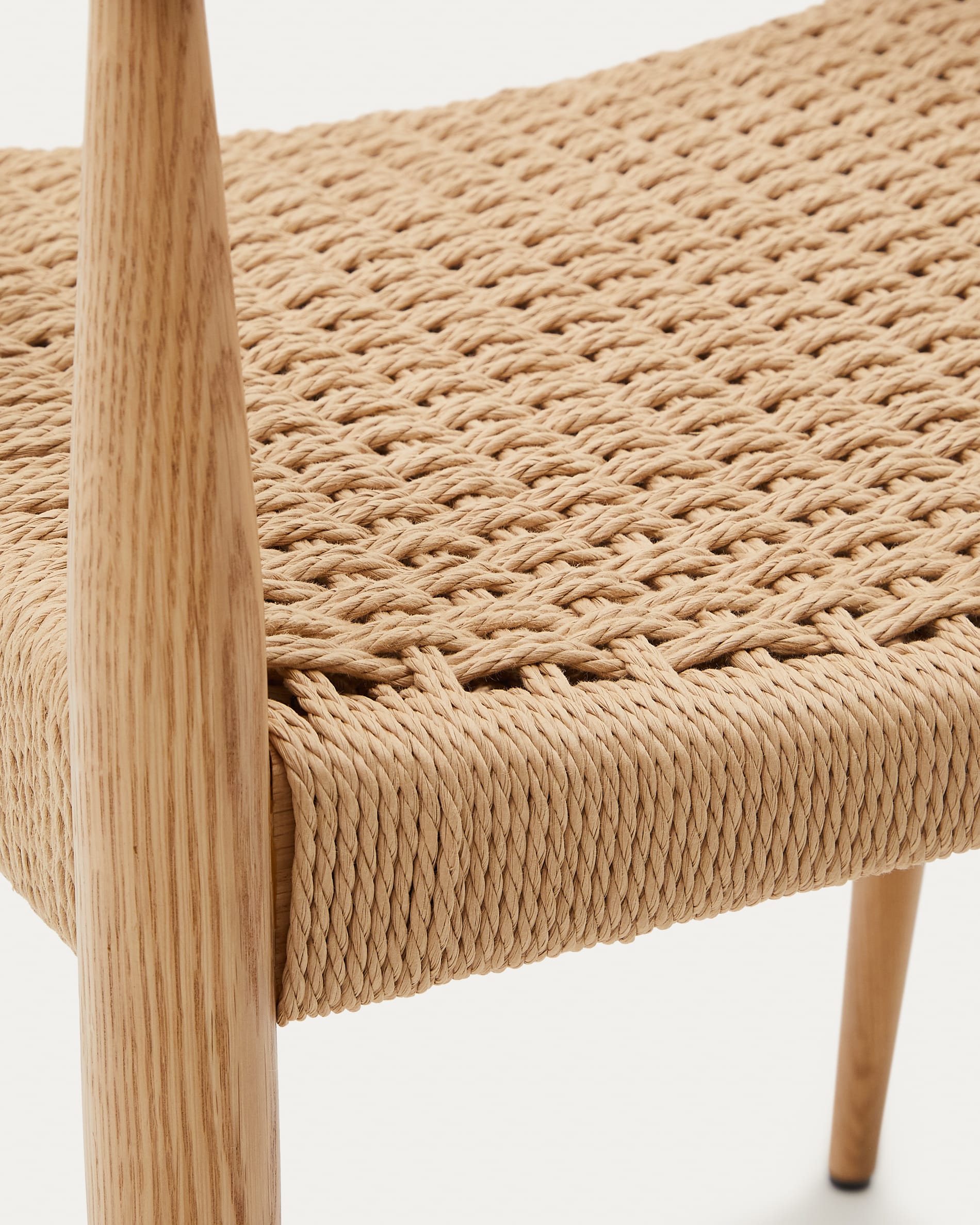 Analy chair with armrests in solid oak wood with natural finish and rope seat FSC Mix Credit