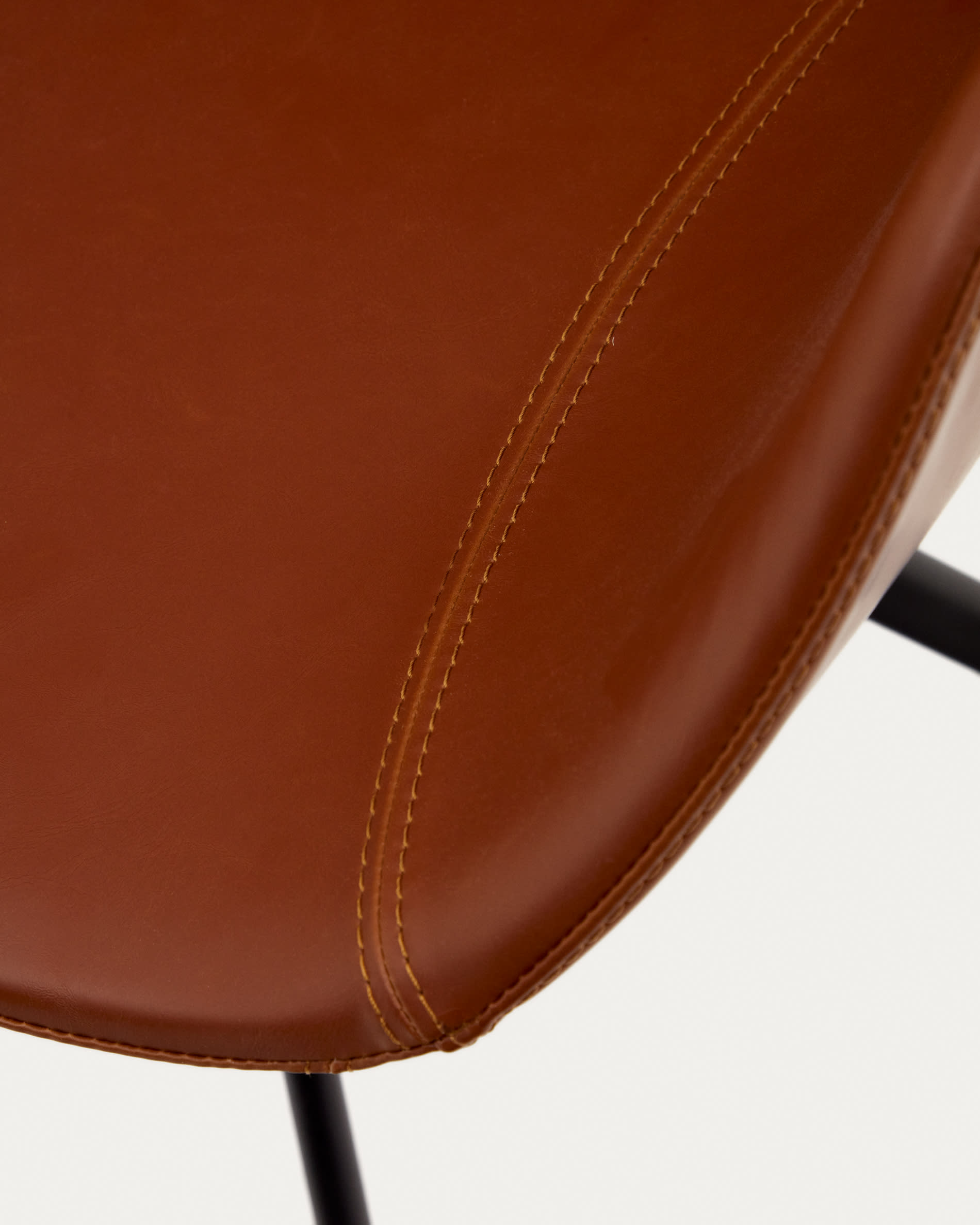 Tissiana self-centring swivel chair in brown polyurethane and matte black steel