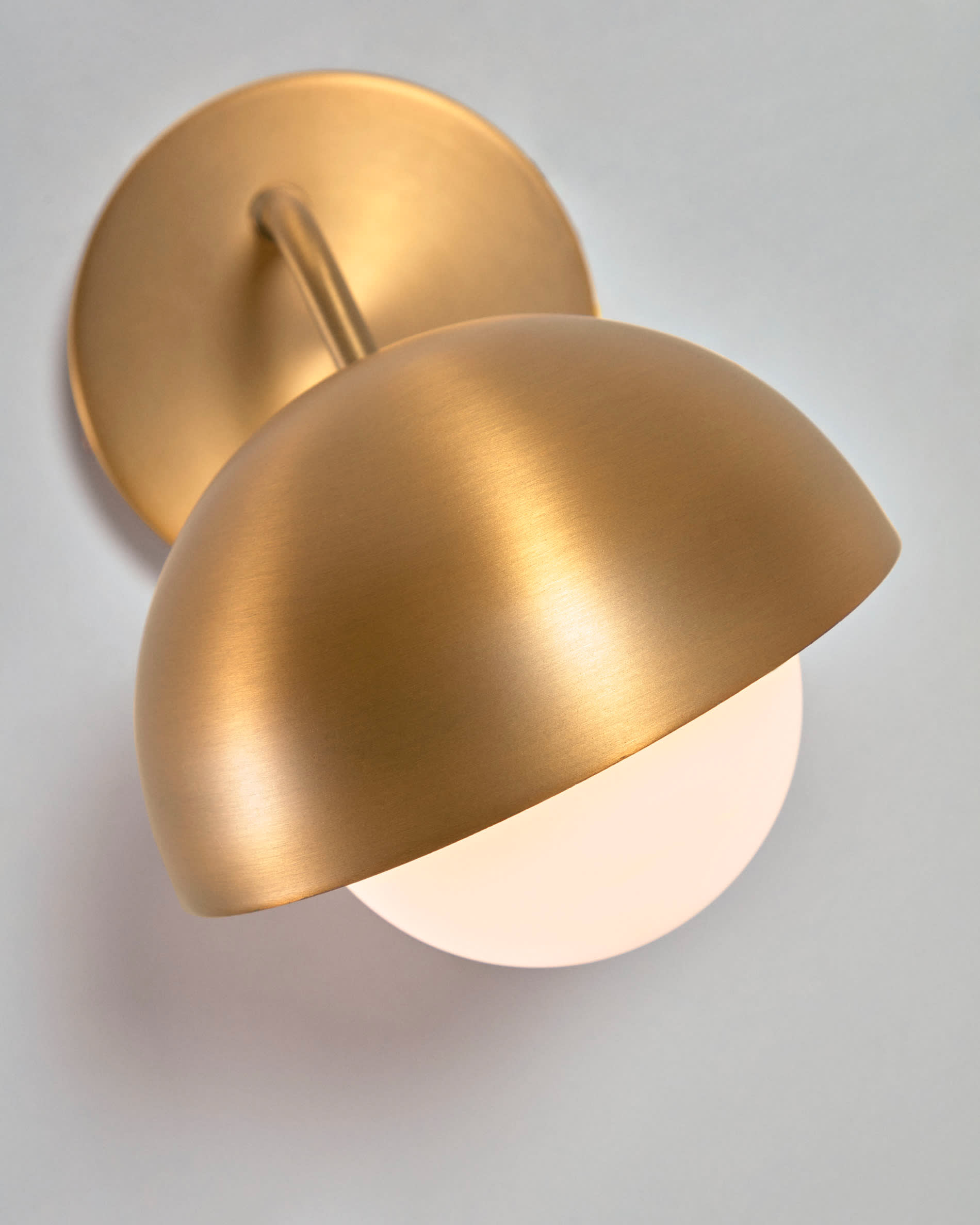 Lonela wall lamp in metal with brass finish