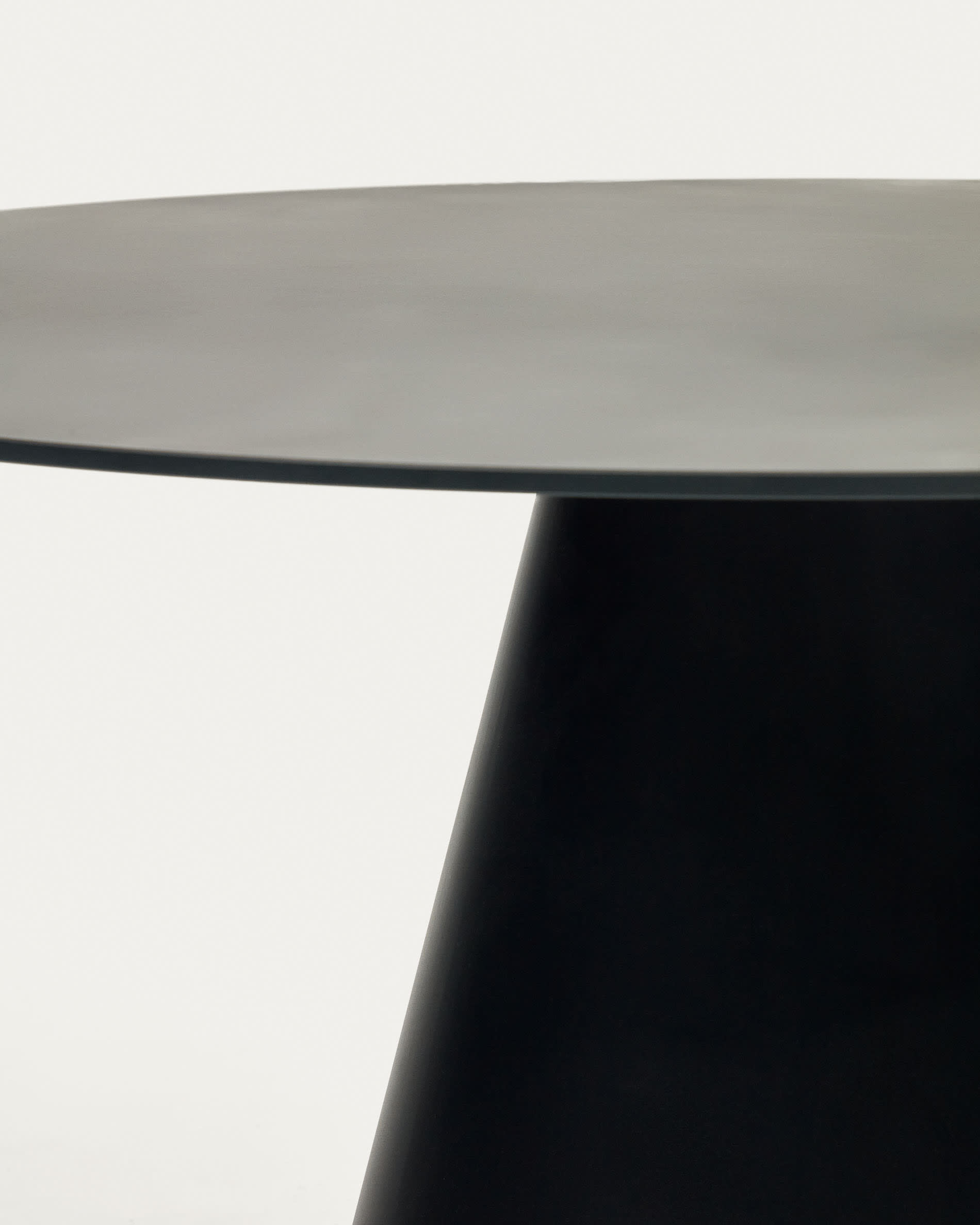 Wilshire tempered glass and metal table with a matte black finish, Ø 120 cm