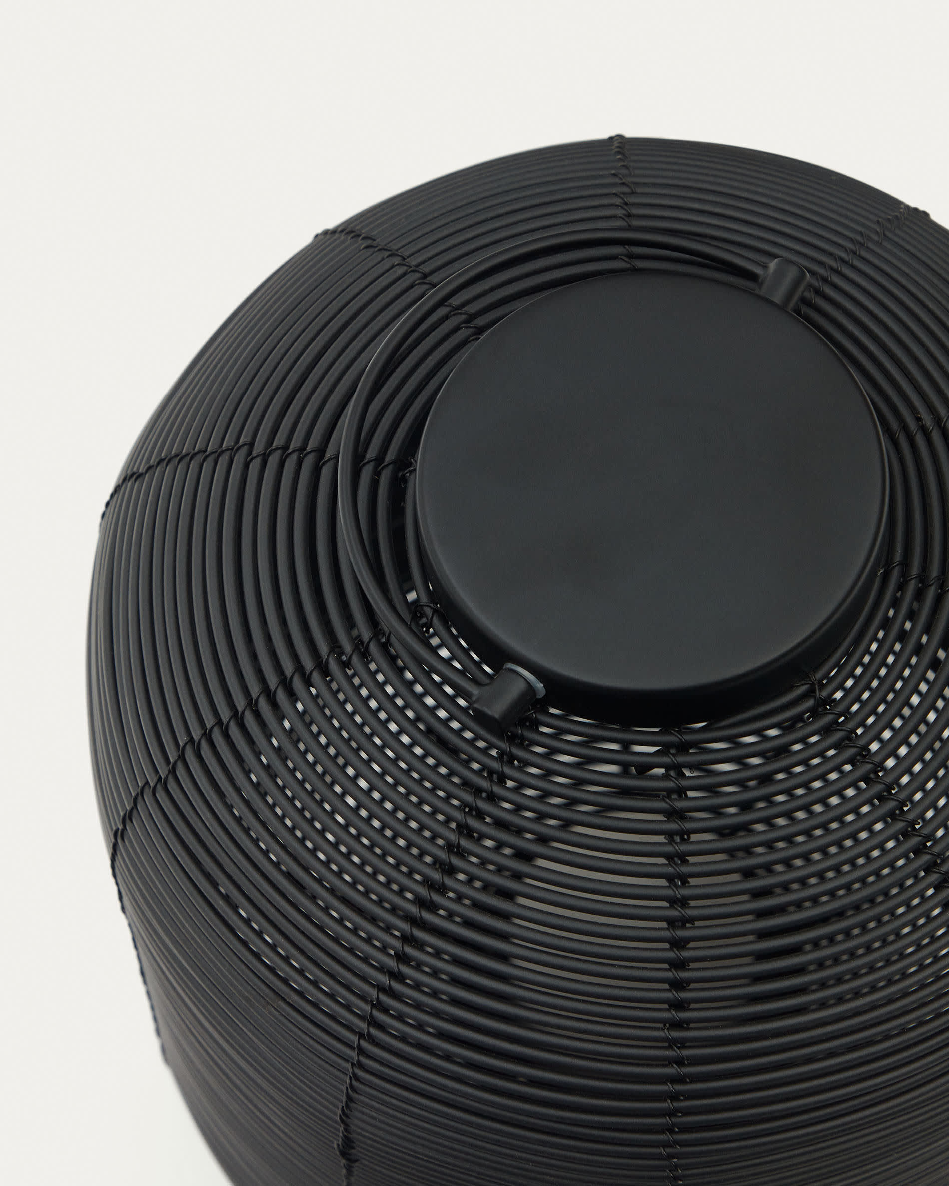 Saranella portable table lamp in black polyrattan