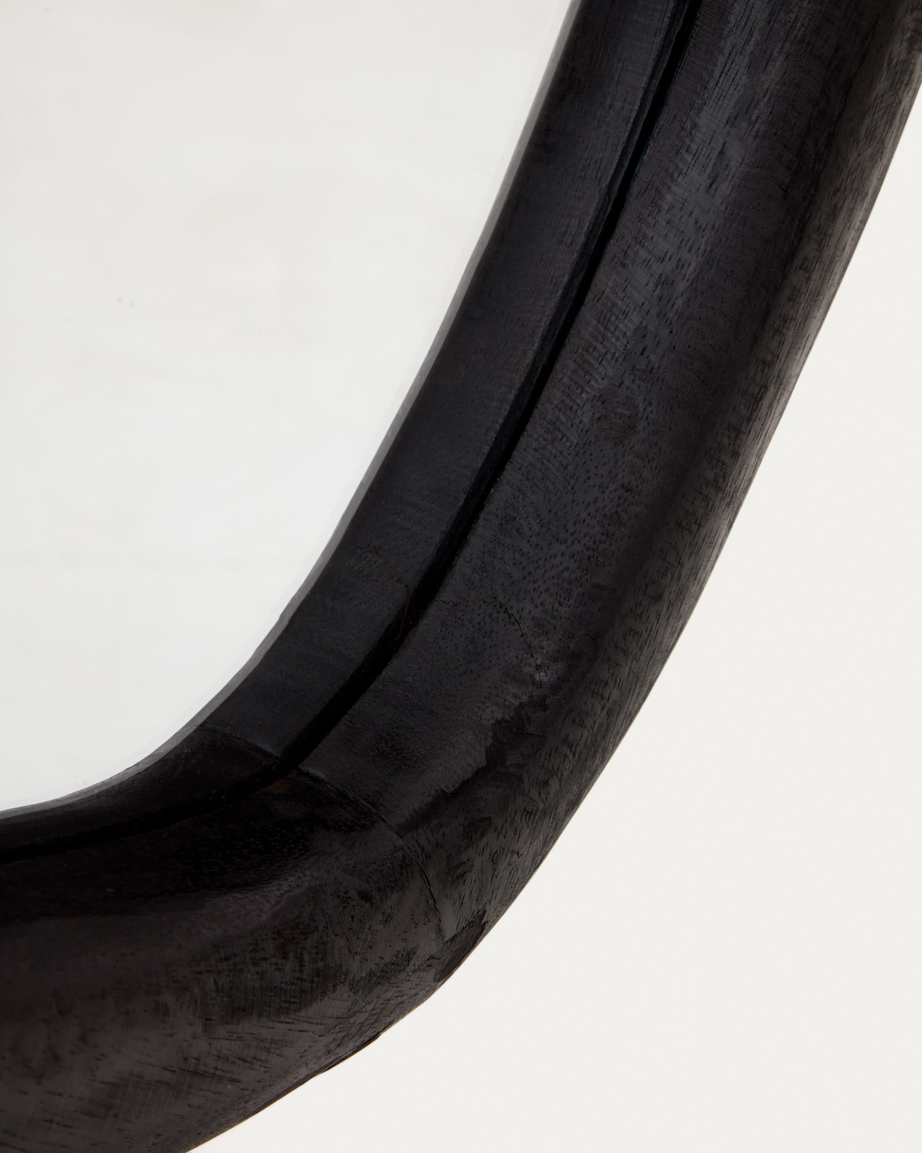 Magrit mirror in solid mungur wood with a black finish Ø 60 x 110 cm