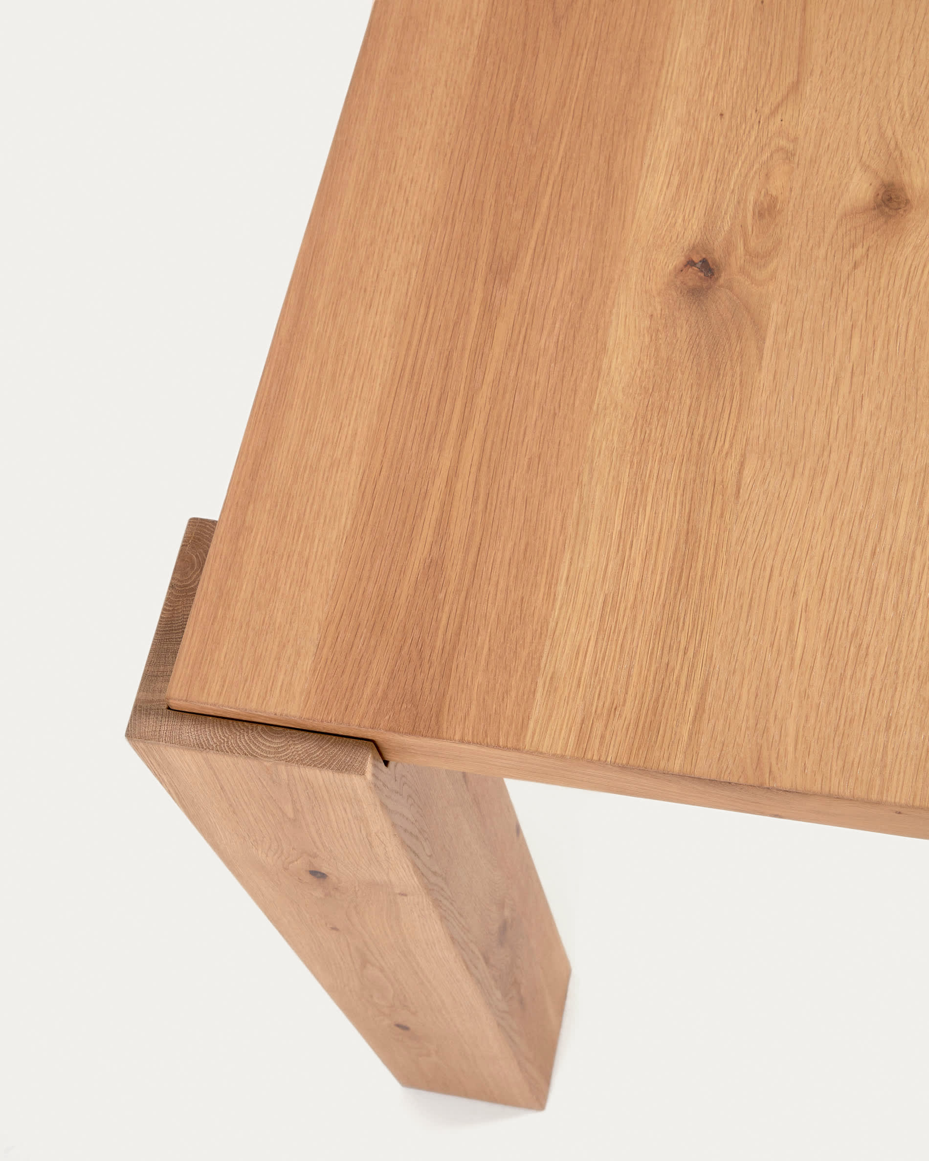 Deyanira table with oak veneer and solid oak legs 220 x 110 cm