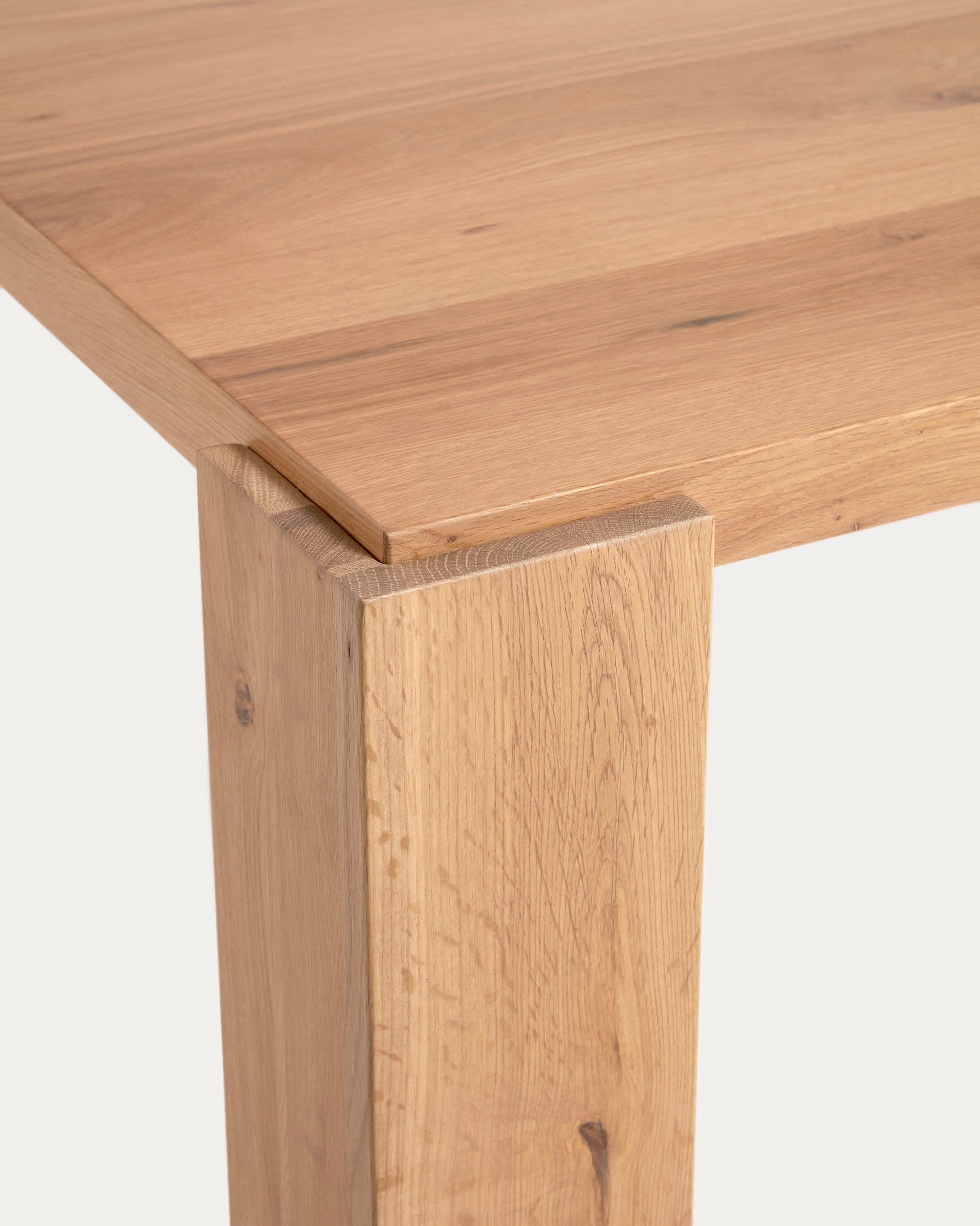 Deyanira table with oak veneer and solid oak legs 220 x 110 cm