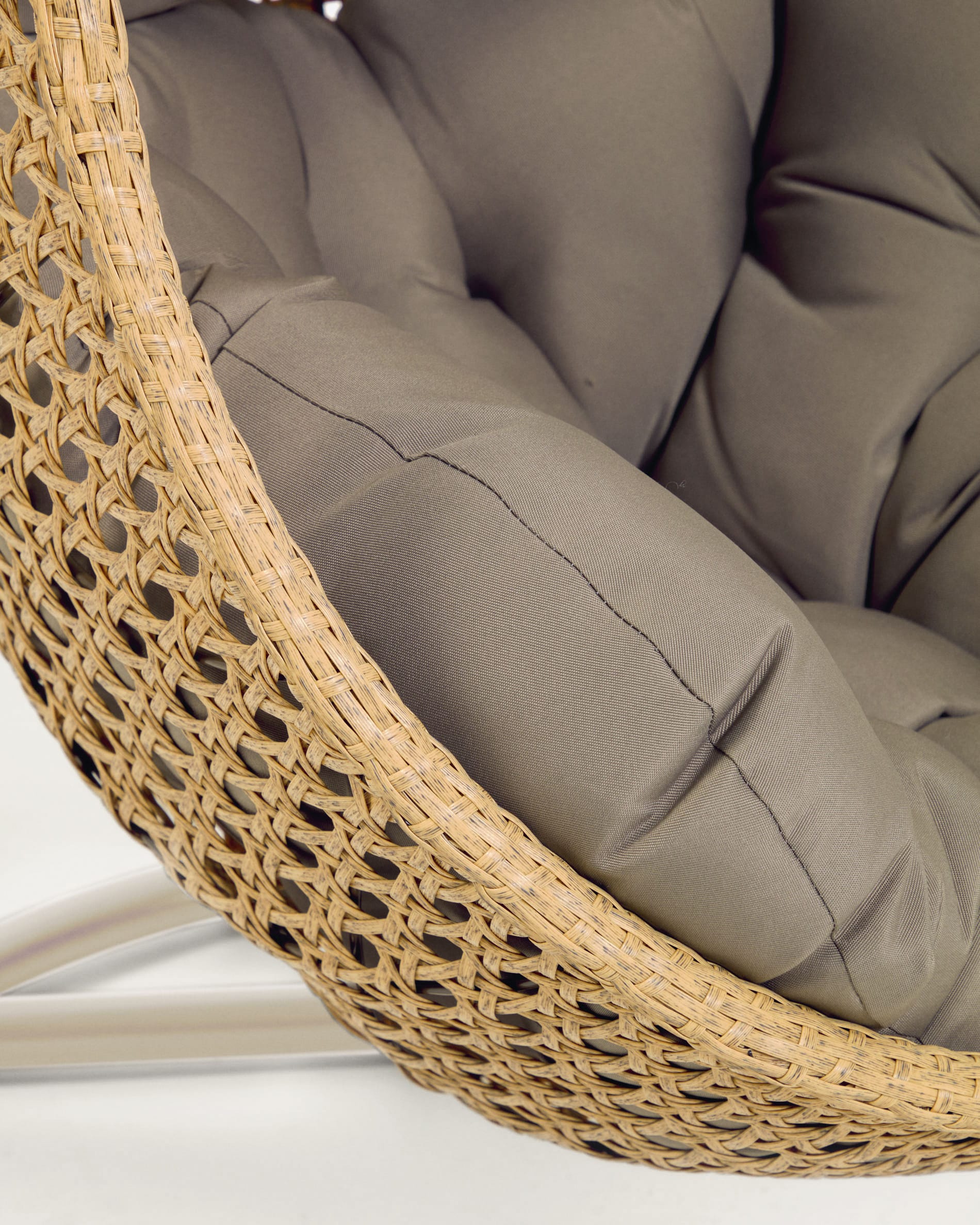 Cira hanging armchair with dark grey base with natural finish