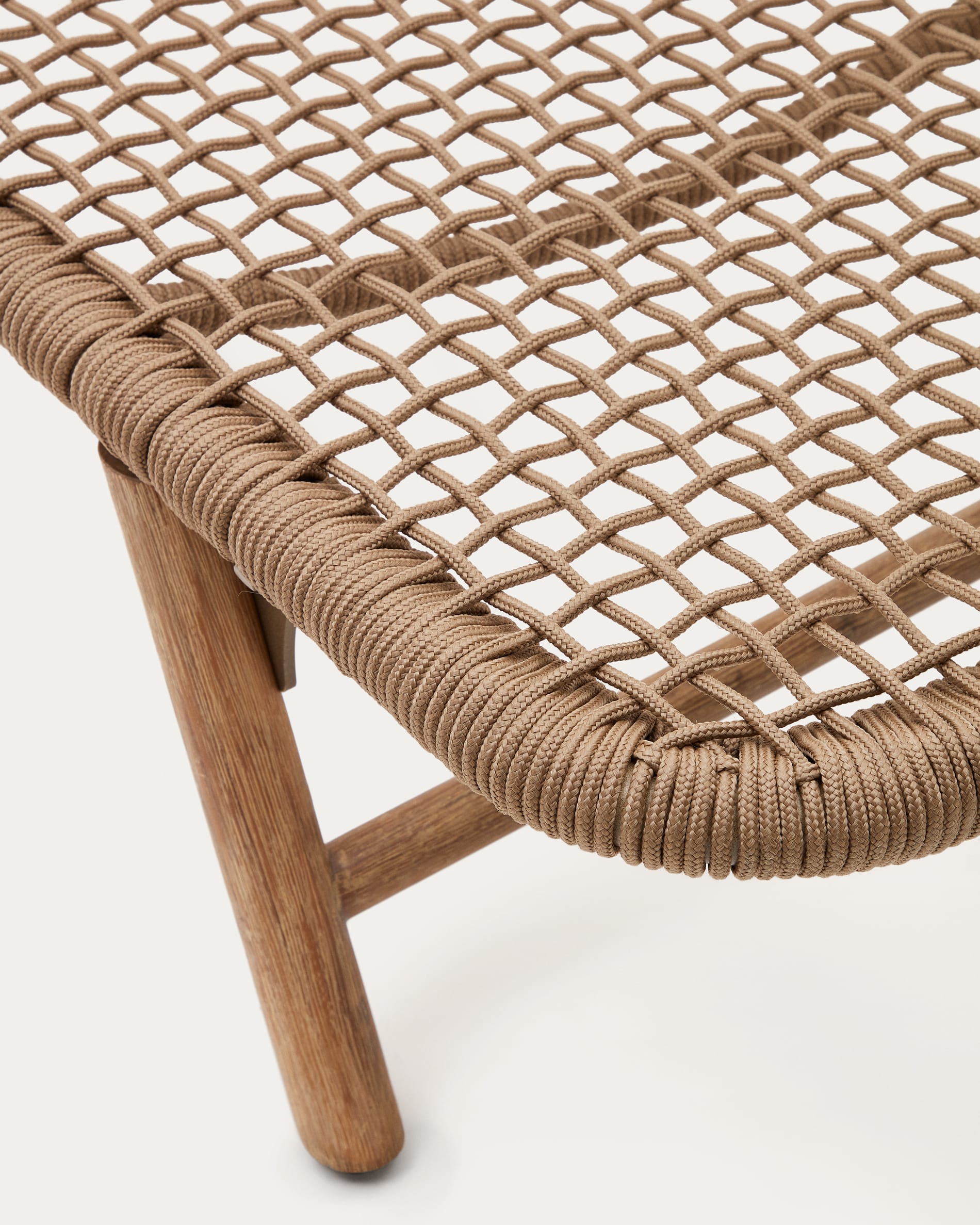 Dandara sun lounger in steel, beige rope and legs in solid FSC 100% acacia wood