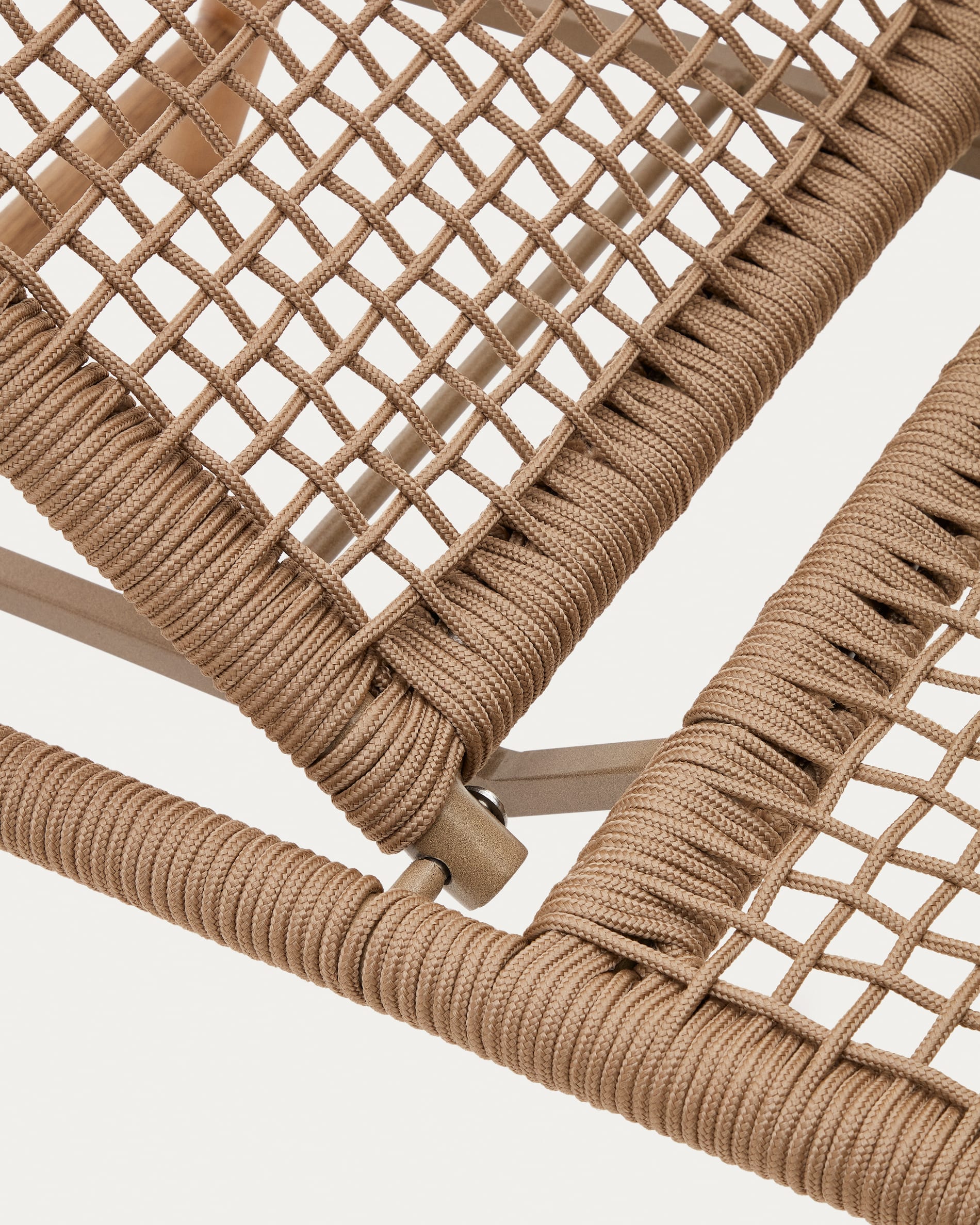 Dandara sun lounger in steel, beige rope and legs in solid FSC 100% acacia wood