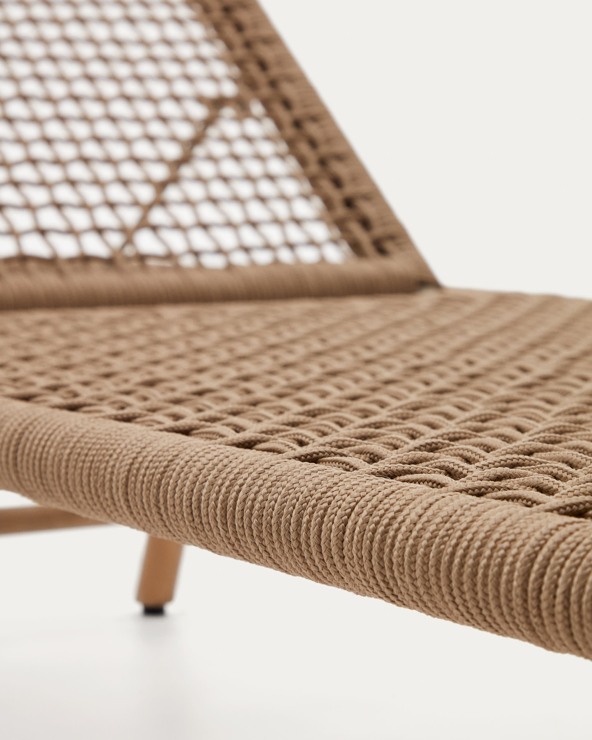 Dandara sun lounger in steel, beige rope and legs in solid FSC 100% acacia wood