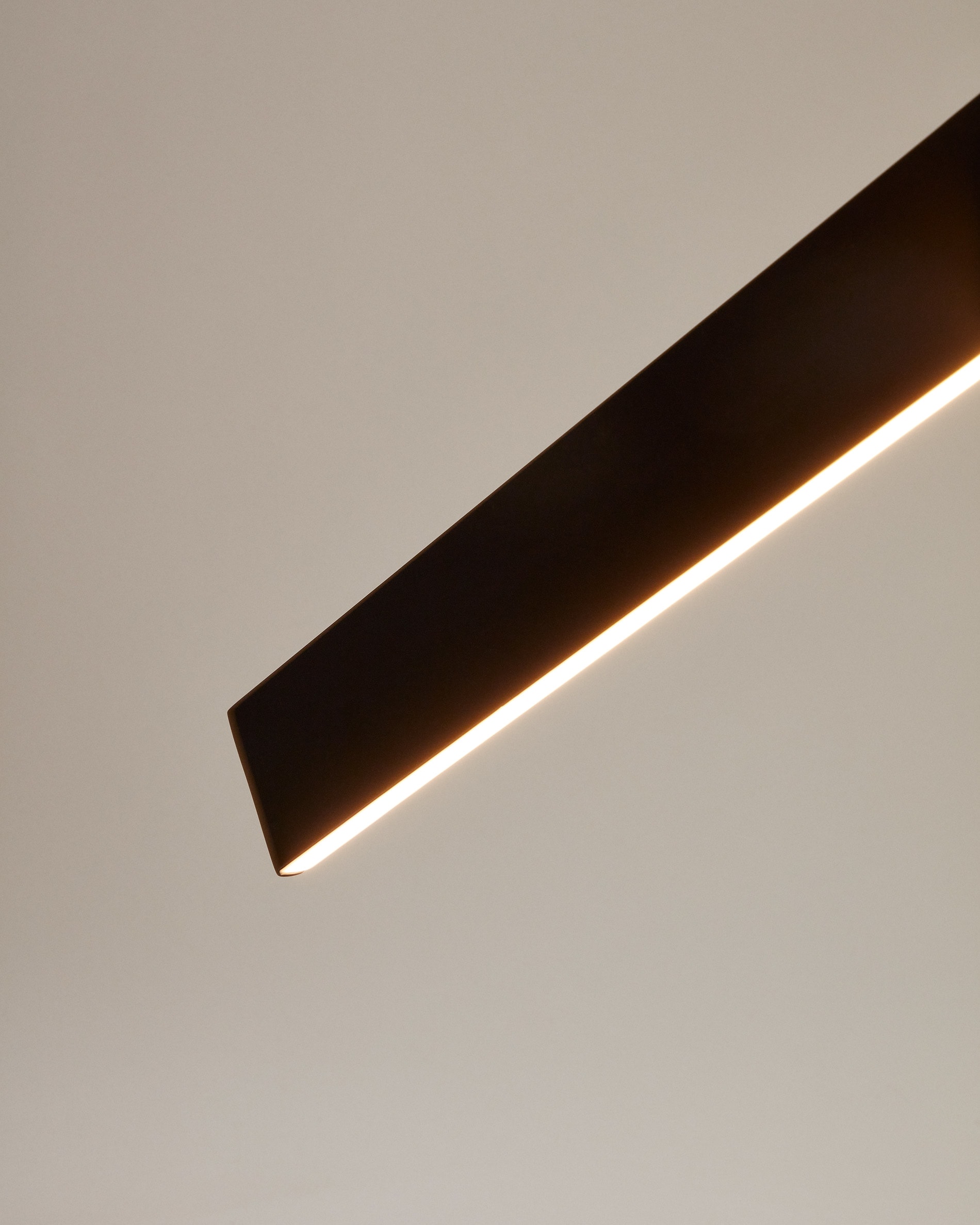 Boadella ceiling lamp in a black finish.