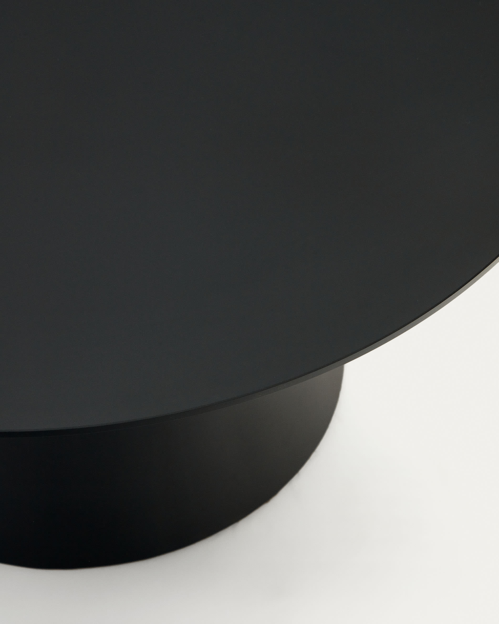 Wilshire tempered glass and metal coffee table with a black finish, Ø 80 cm