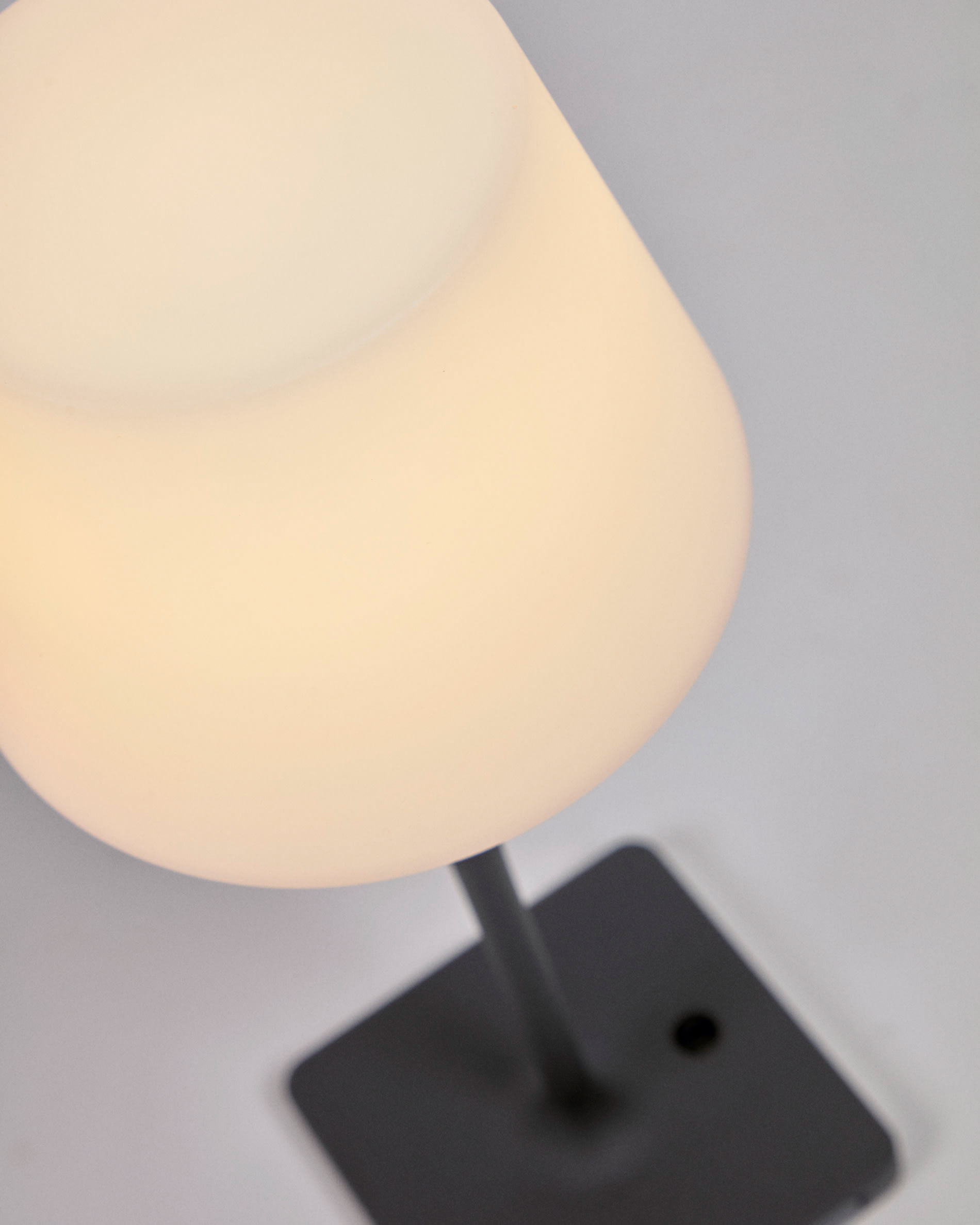 Outdoor Aluney table lamp in black finish