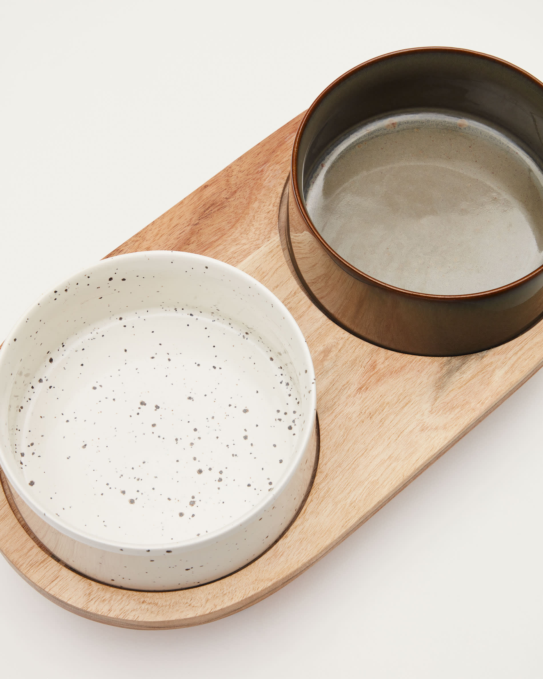 Dumbi set of 2 pet food and water bowls with support in white and brown Ø 14 cm FSC 100%